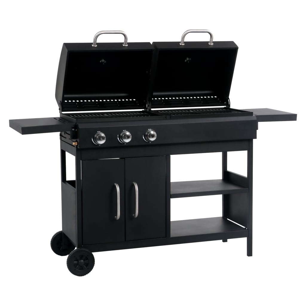 Un barbecue nero con due coperchi, tre manopole, tavoli laterali e un armadietto con ripiani.