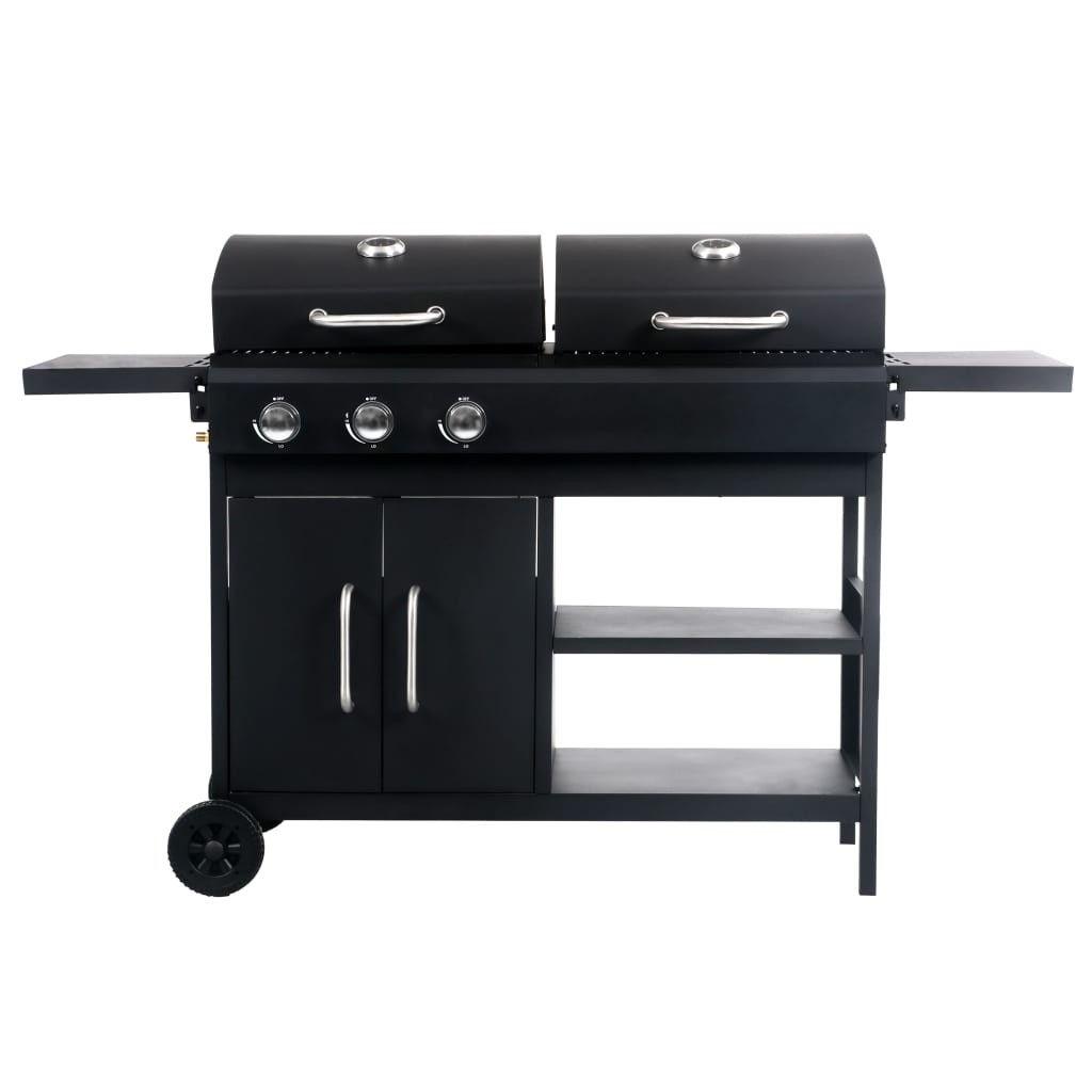 Un barbecue nero con due coperchi, tre manopole, tavoli laterali, un armadietto e ripiani.