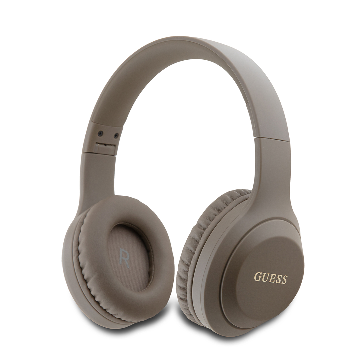 Cuffie over-ear GUESS color talpa con una R sull'orecchio sinistro, su bianco.