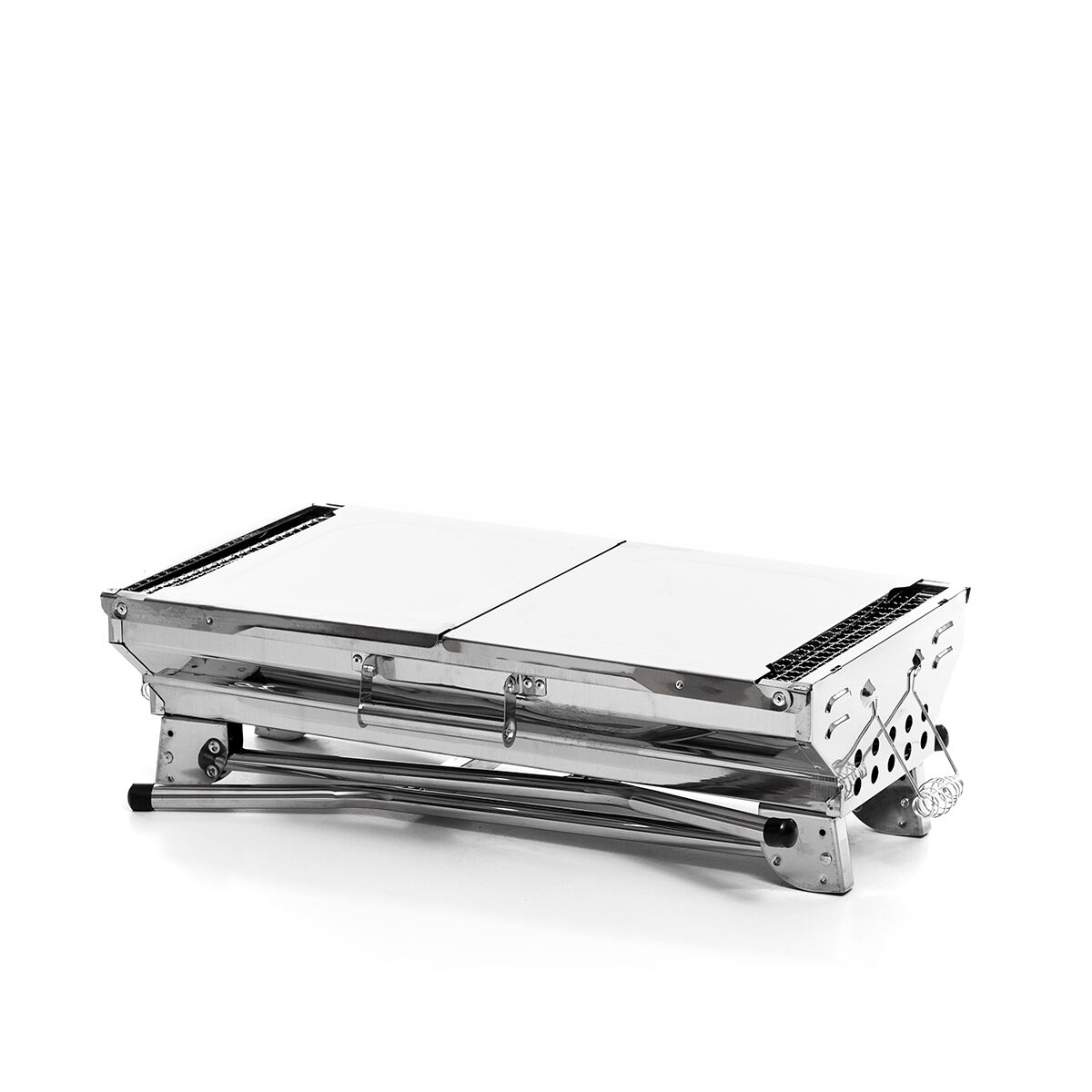 Ein zusammenklappbarer, silberner Metallgrill mit weißer Oberseite. Es ist auf weißem Grund.