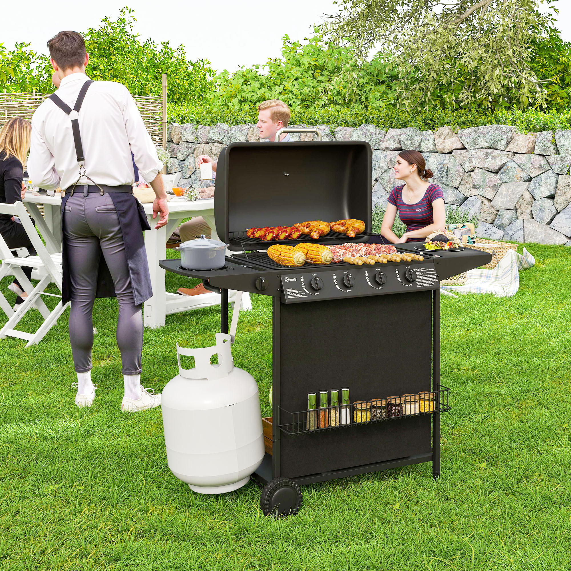 Una scena di barbecue in cortile. Le persone sono intorno a una griglia nera con cibo che cuoce. C'è una bombola di propano.