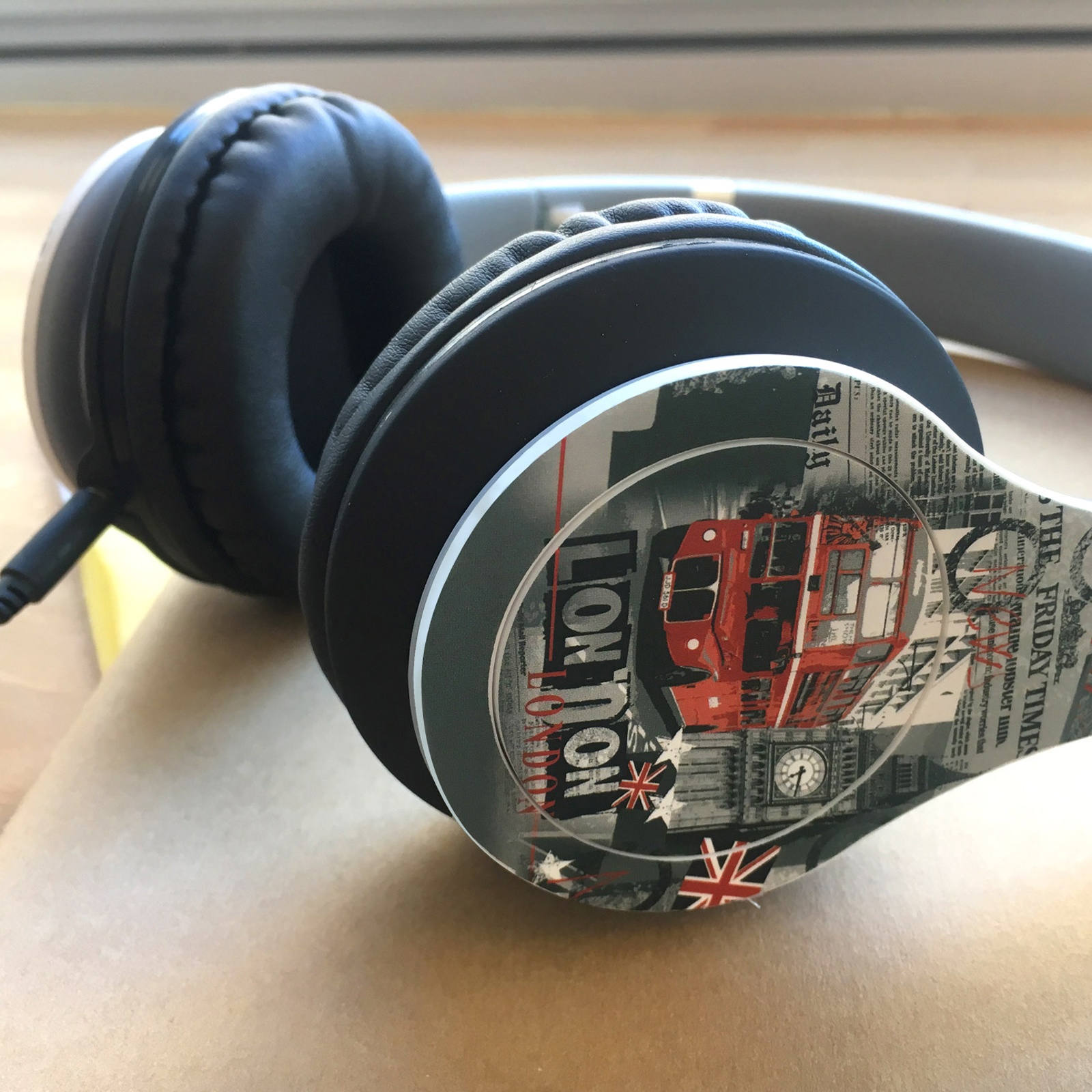 Casque noir avec un motif de Londres. L'écouteur gauche est visible.