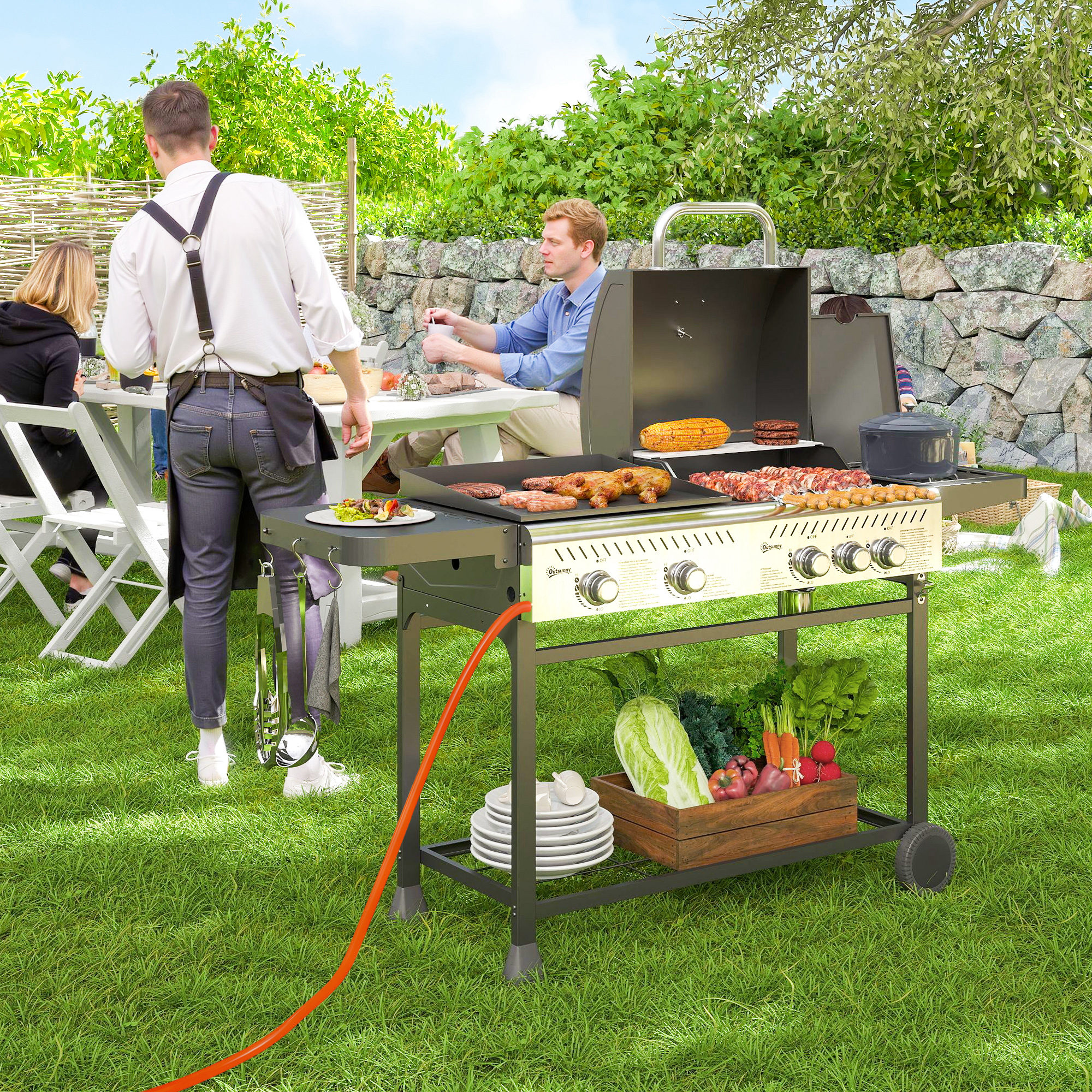 Un barbecue con persone intorno. Vari cibi sulla griglia e sul tavolo, con un tubo rosso.