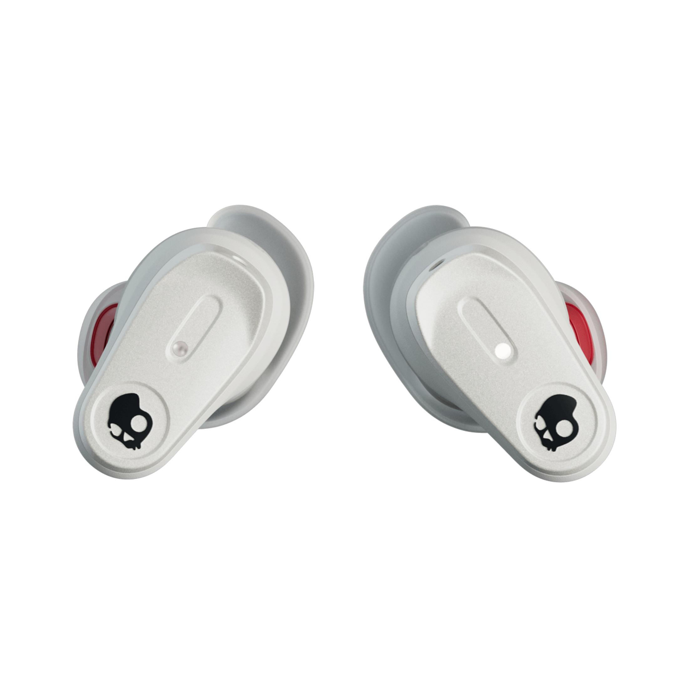 Białe słuchawki z czarnym logo czaszki.