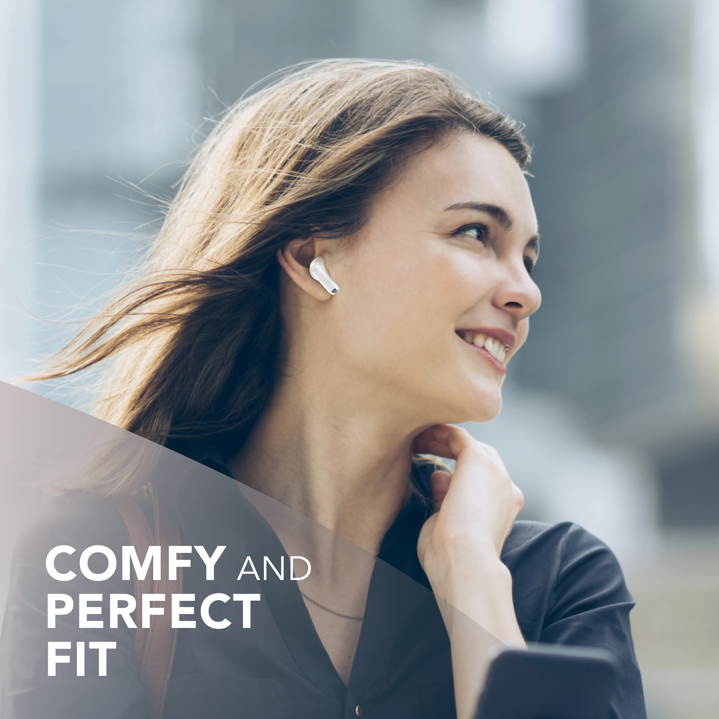 Lächelnde Frau, die einen einzelnen weißen Ohrhörer trägt, mit Textüberlagerung: "Comfy and Perfect Fit."