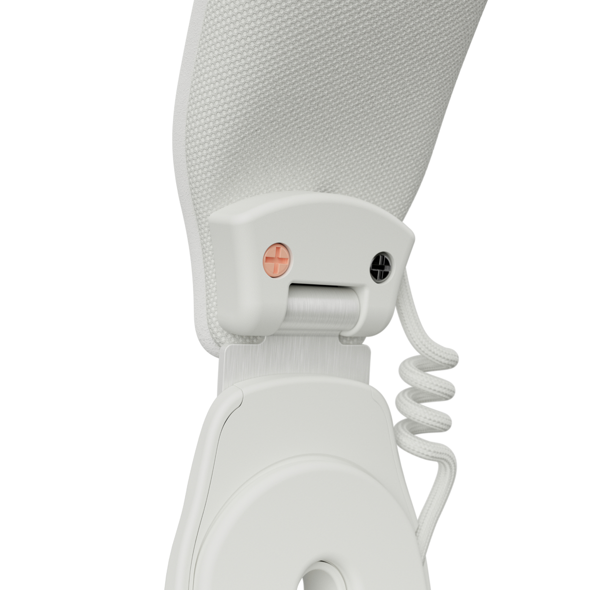 Zbliżenie zawiasu białych słuchawek, z białym tłem.