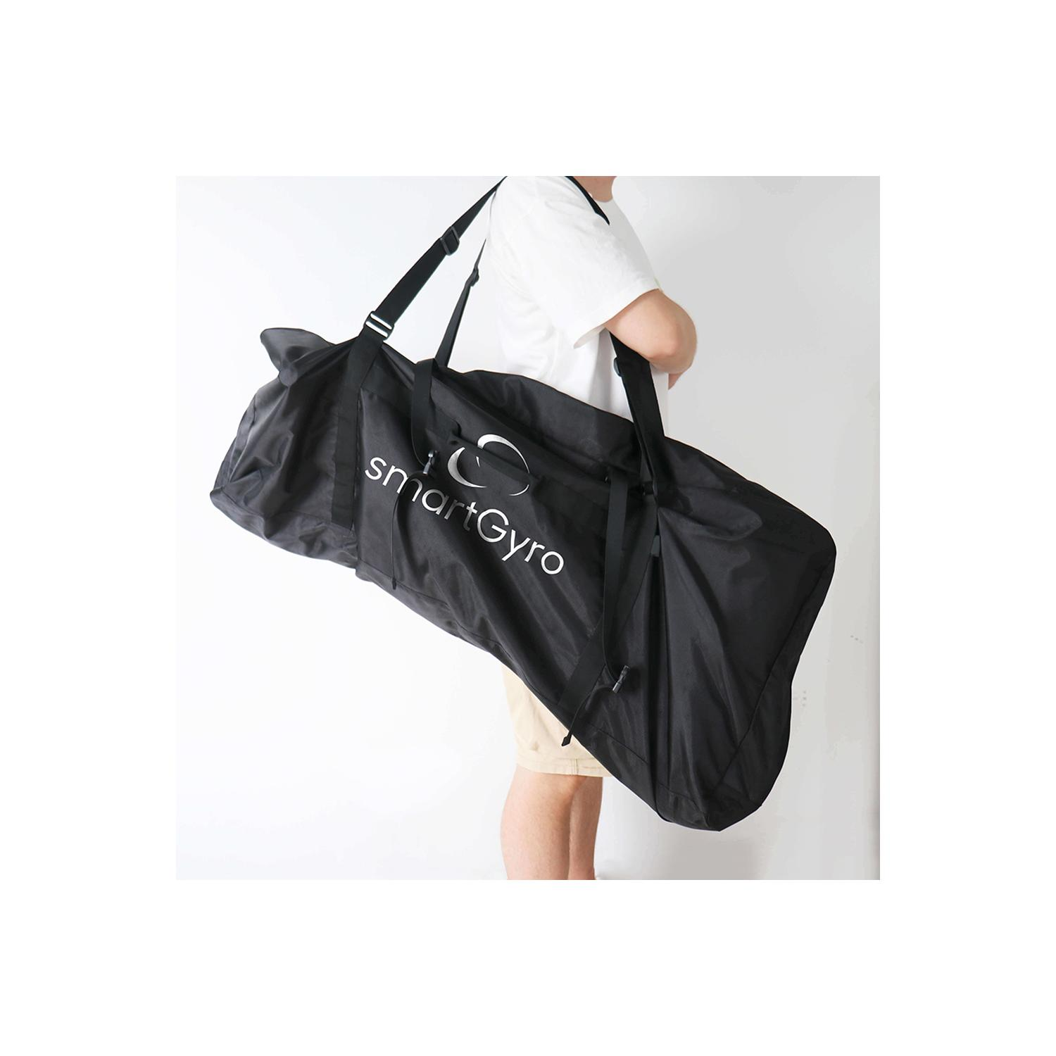 Hombre cargando una bolsa SmartGyro negra con logo, fondo blanco.