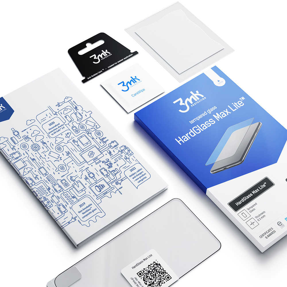 Vari accessori per telefoni sono su una superficie bianca. Questi includono una protezione per lo schermo e salviette.