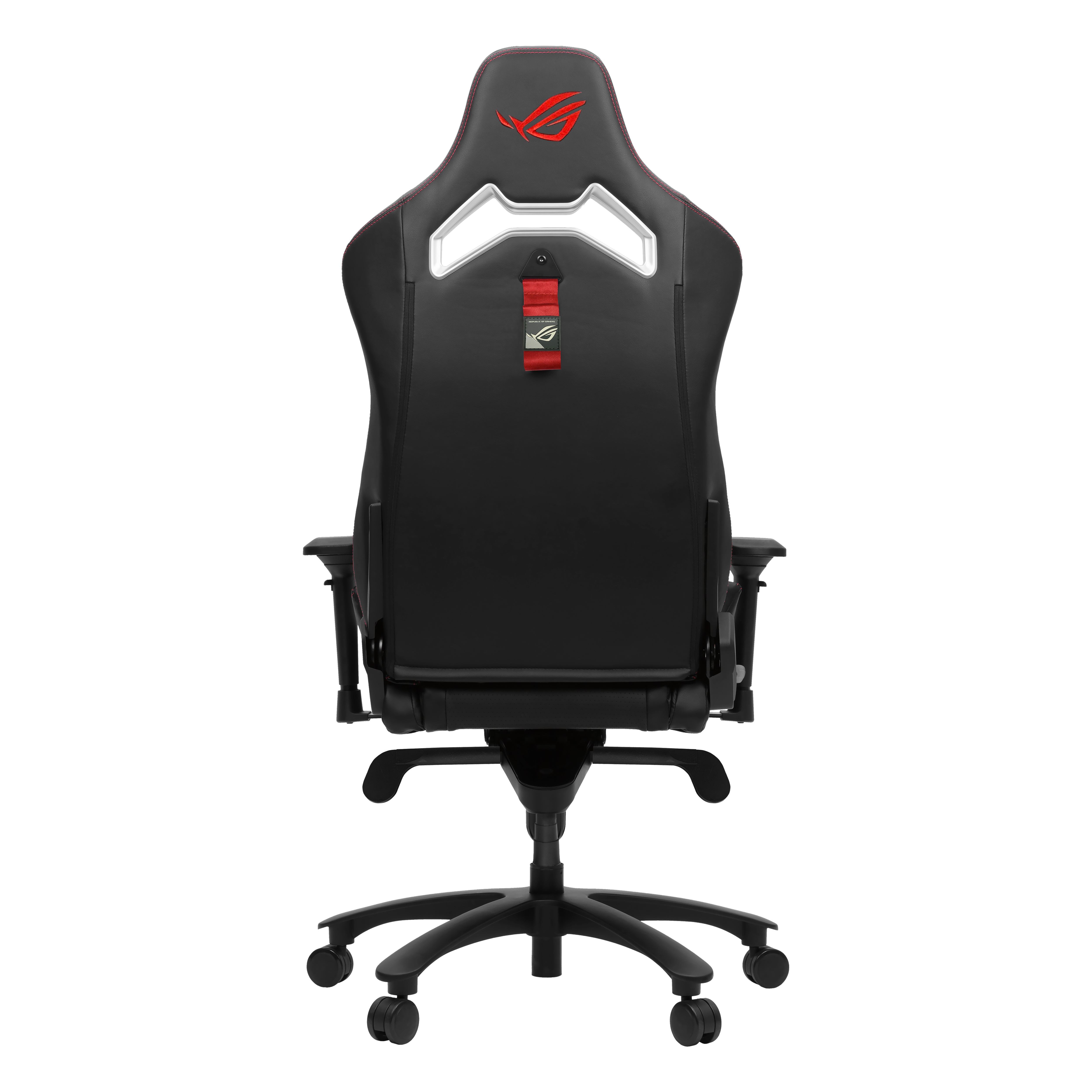 Vista posteriore di una sedia da gaming nera. Ha cuciture rosse e un logo. La base ha le ruote.
