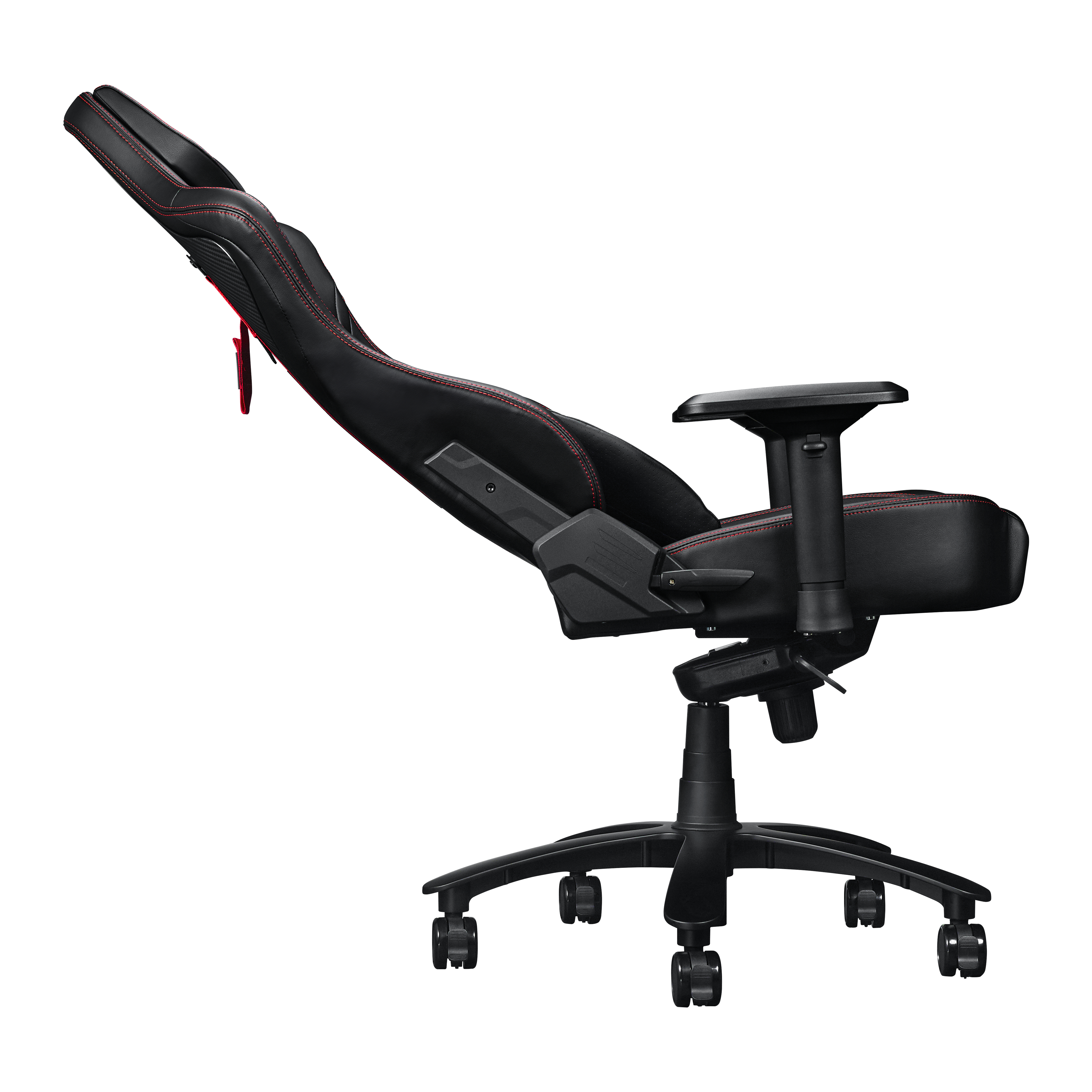 Sedia da gaming angolata. Nera con cuciture rosse, bracciolo visibile. Base con ruote e un'etichetta rossa.