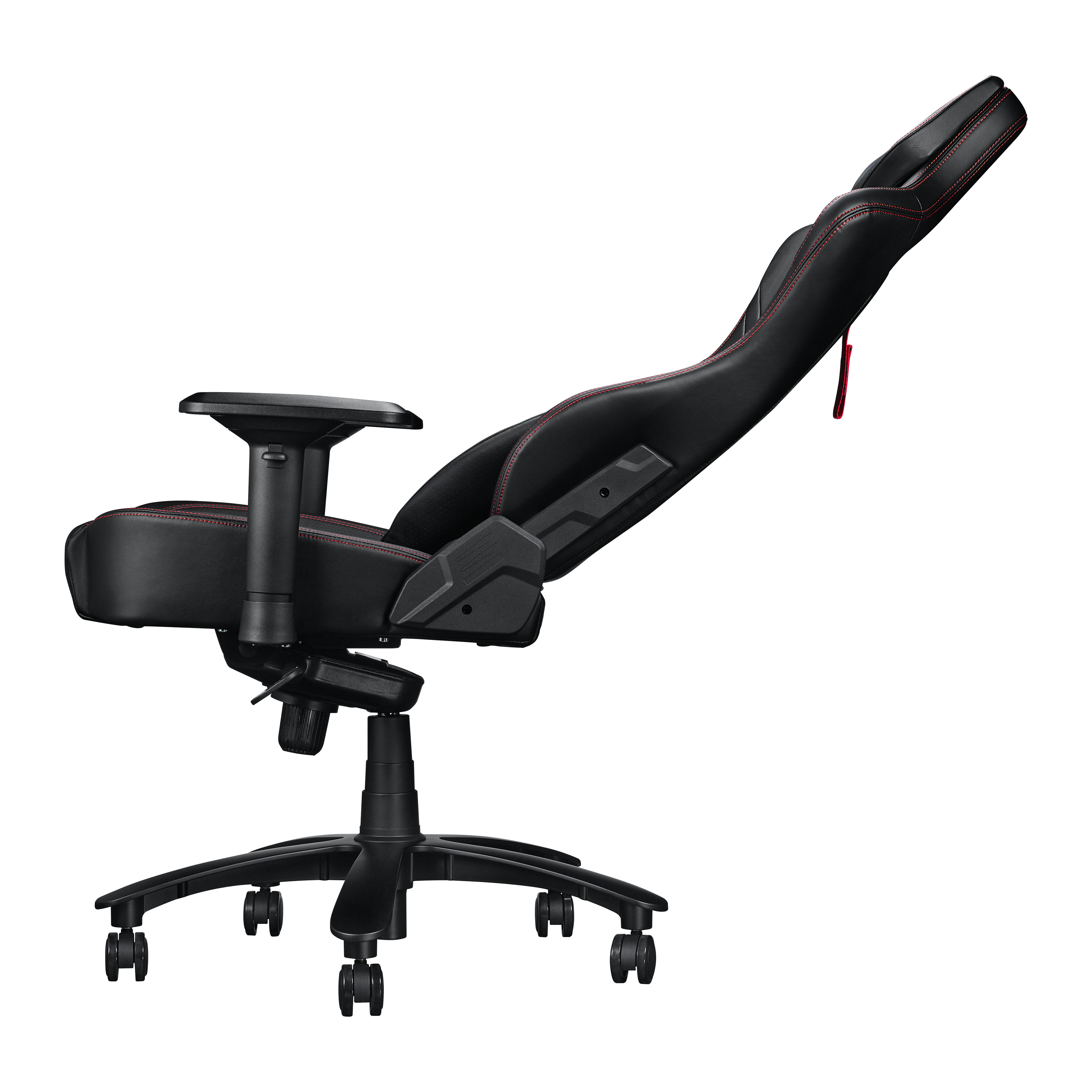 Sedia da gaming angolata. Nera con cuciture rosse e bracciolo visibile. Base con ruote, etichetta rossa.