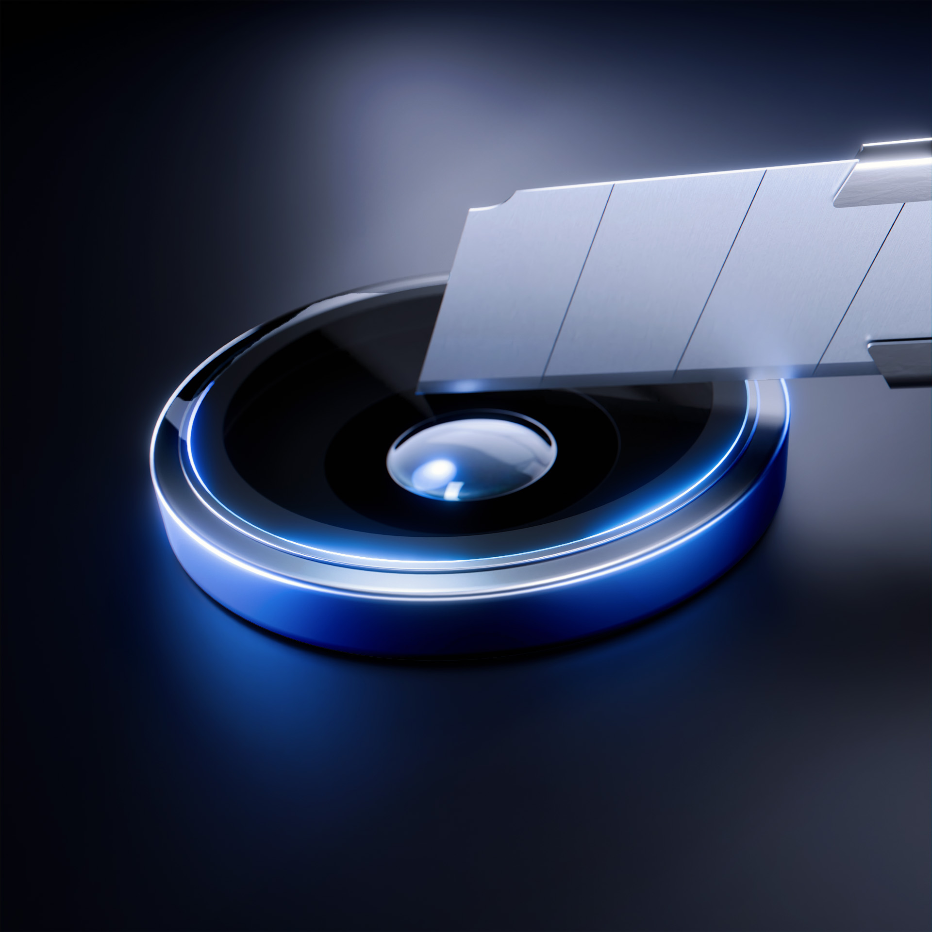 Ostrze przecina osłonę obiektywu aparatu, z niebieskim podświetleniem wokół obiektywu.