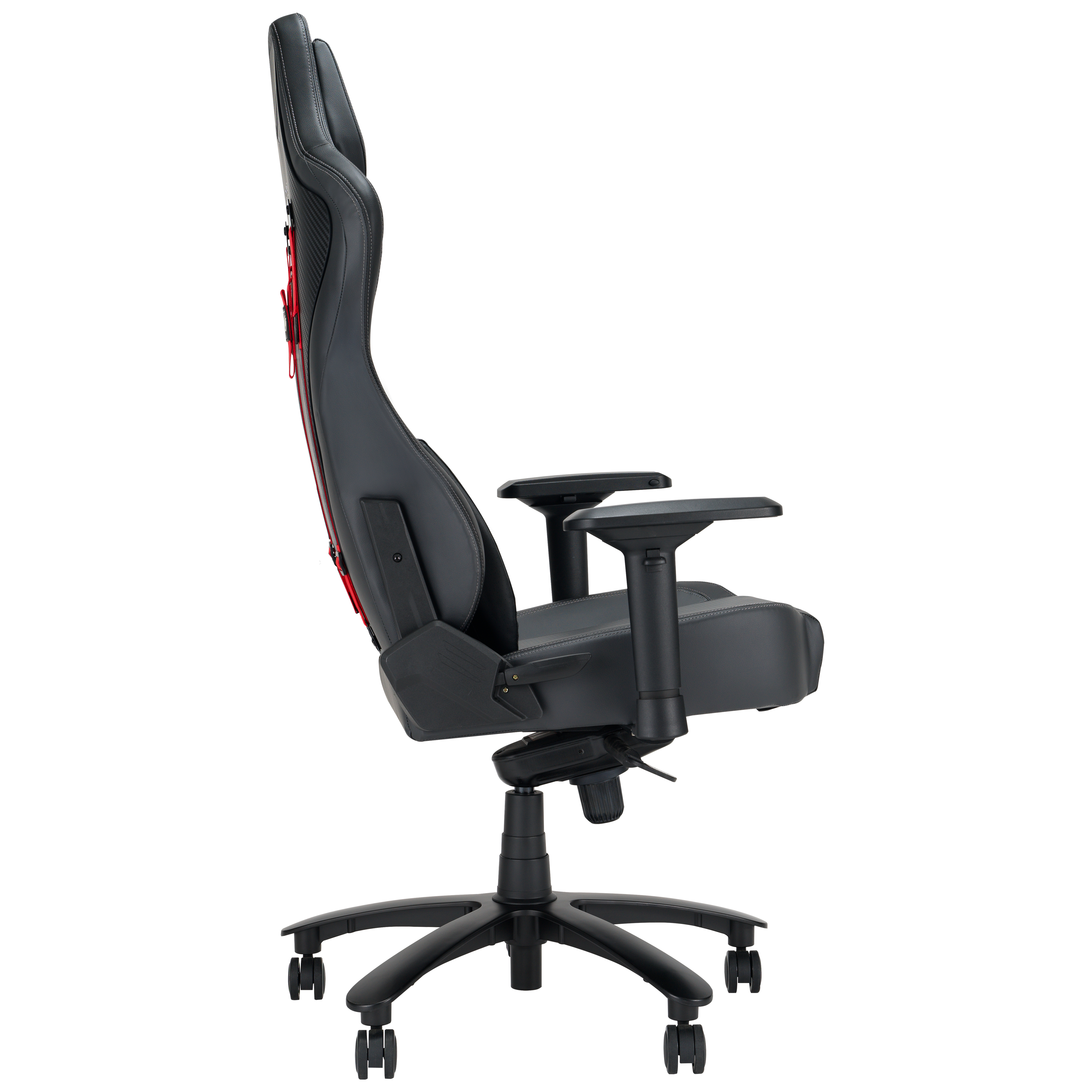Una sedia da gaming angolata verso sinistra, che mostra il lato. Grigio e nero con accenti rossi. È su una base con ruote.