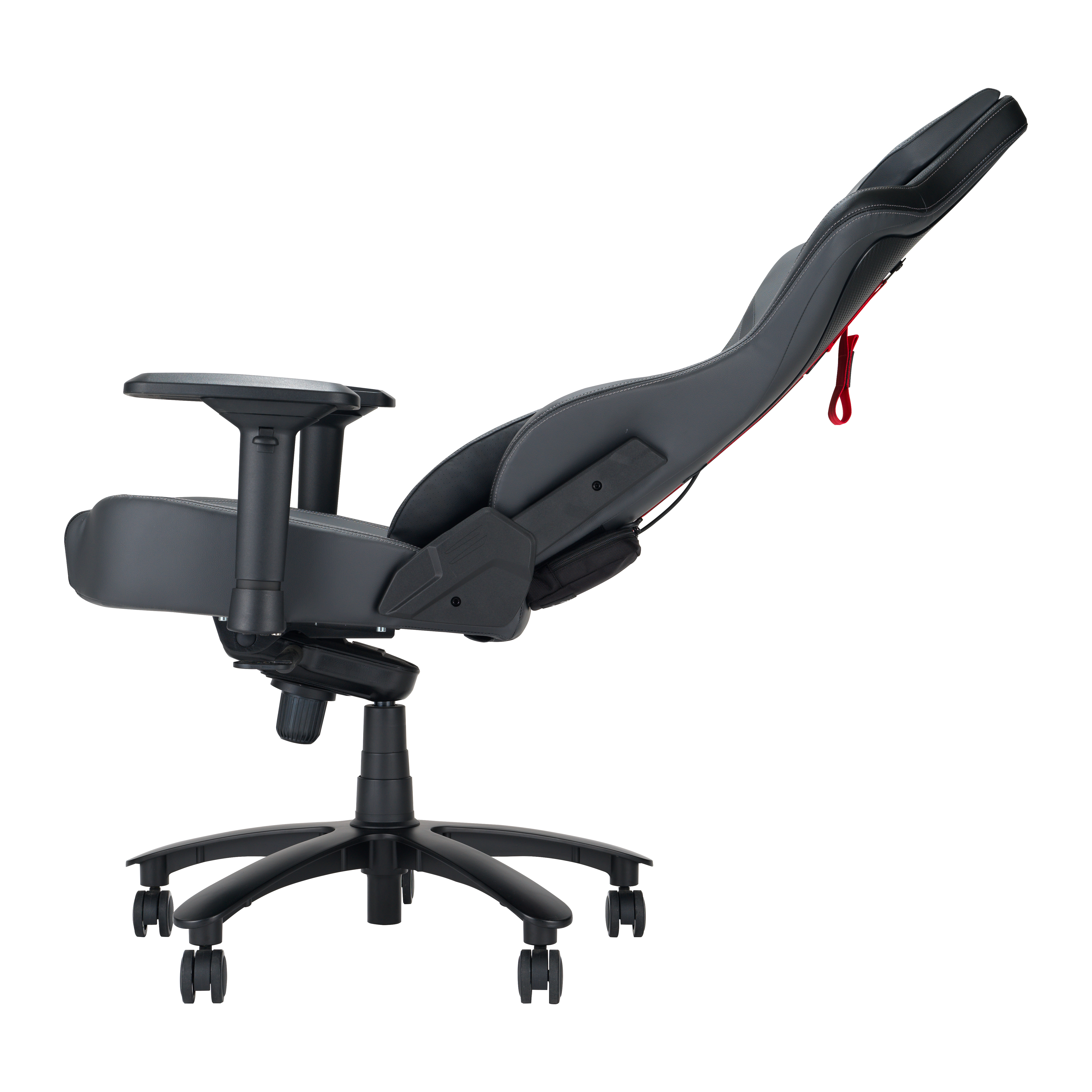 Una sedia da gaming angolata verso destra, che mostra il lato. Grigio e nero con accenti rossi. La sedia è su ruote.