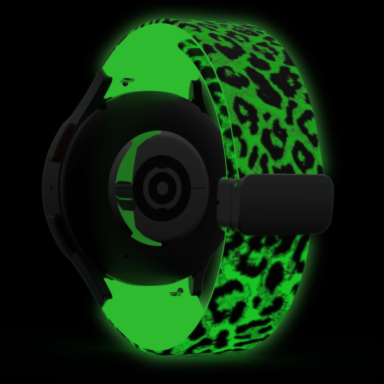 Rückansicht einer Smartwatch mit grünem Leopardenmusterband, das im Dunkeln leuchtet.