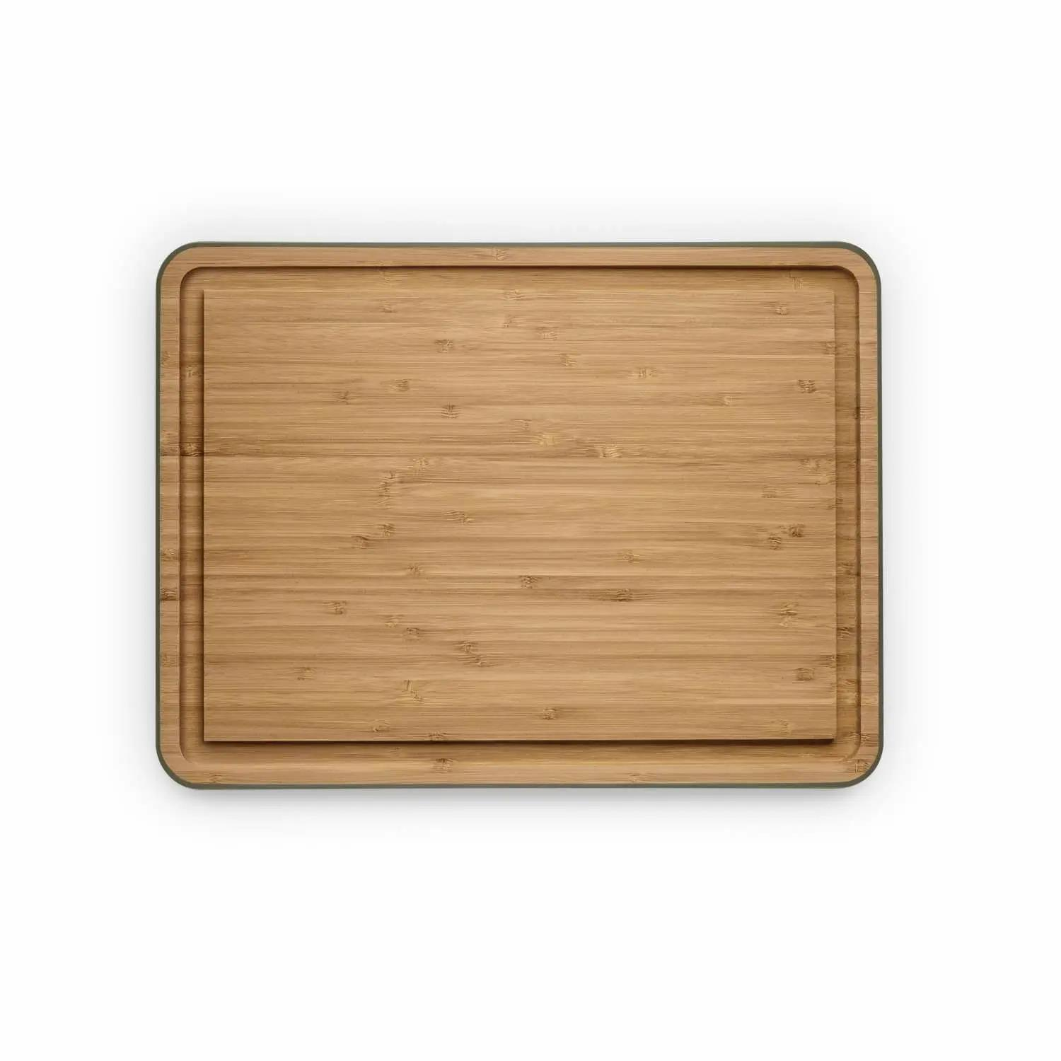Ein rechteckiges Holzschneidebrett mit grünem Rand.