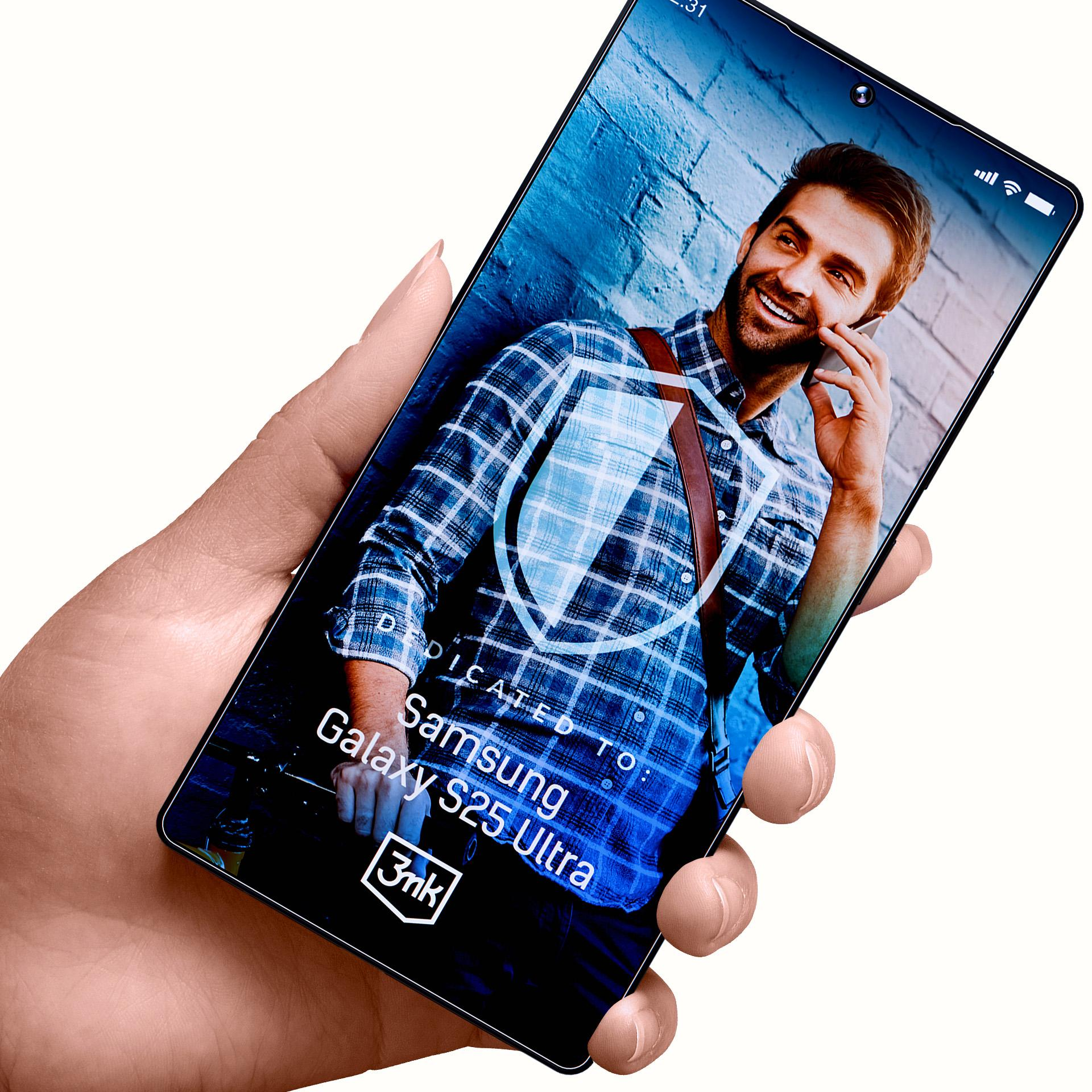 Mano che tiene smartphone con uomo sullo schermo, promuovendo Samsung Galaxy S25 Ultra, sfondo di muro di mattoni blu.