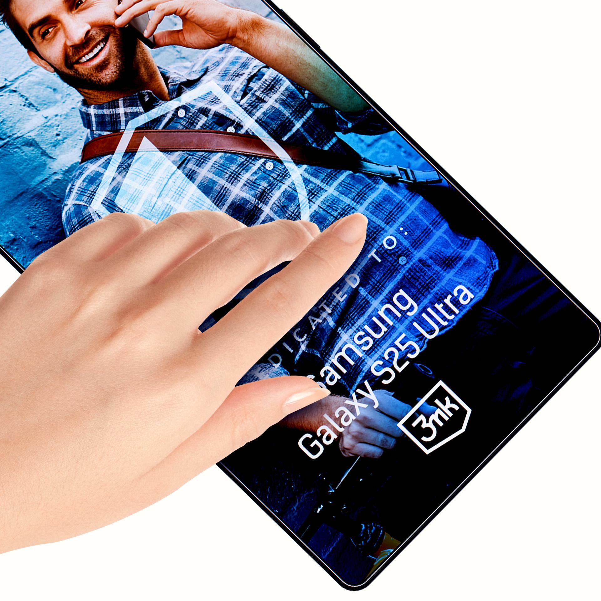 Una mano tocca lo schermo di uno smartphone. Lo schermo mostra un uomo, pubblicizzando Samsung Galaxy S25 Ultra su sfondo bianco.