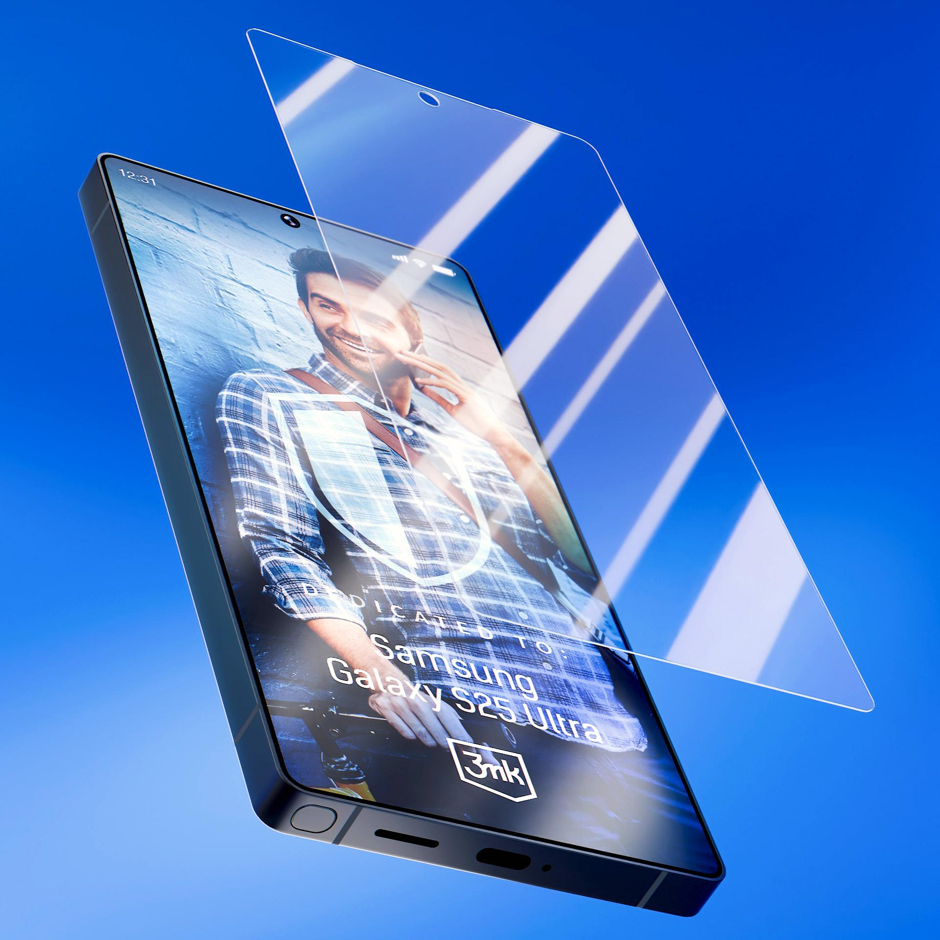Smartphone con protezione schermo, mostra un uomo. Sfondo blu.
