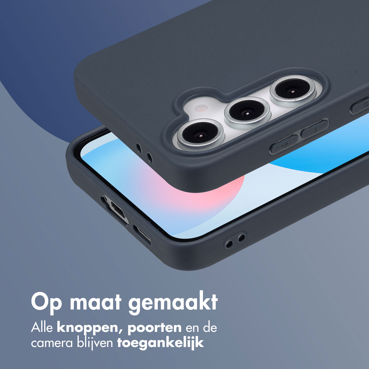 Donkergrijze telefoonhoes op een telefoon. Hoes gedeeltelijk open. Zwarte camera en knoppen zichtbaar.