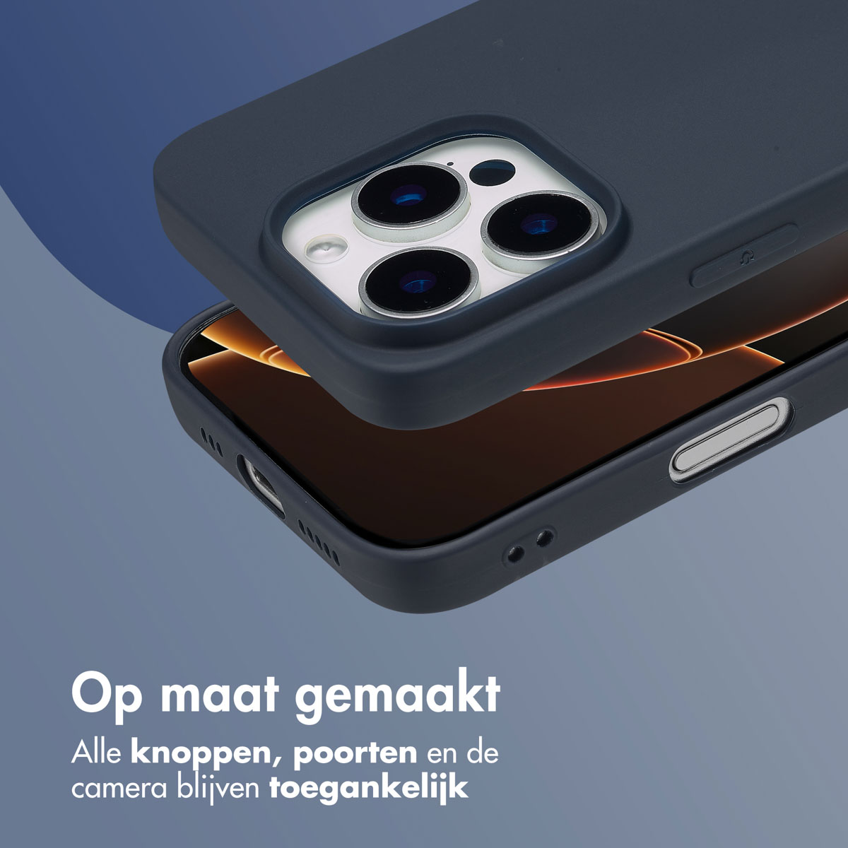 Coque de téléphone bleu foncé sur fond bleu. Téléphone avec caméra et boutons visibles. Texte en bas.