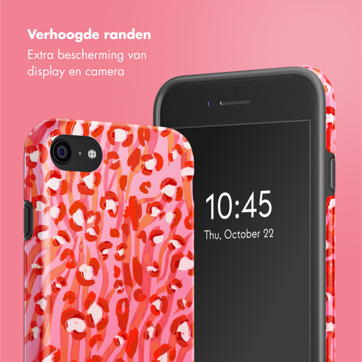 Telefoon met rode luipaardprint hoes, tijd is 10:45. Roze achtergrond. Tekst: Verhoogde randen. Extra bescherming voor scherm en camera.