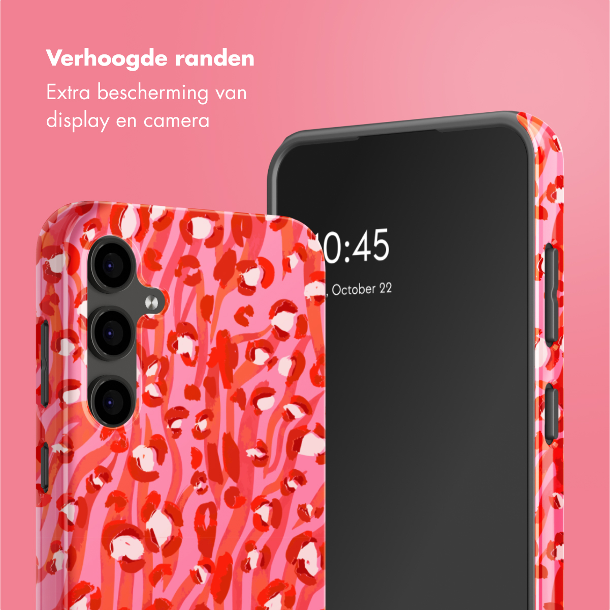 Een roze telefoonhoesje met een rood en wit dierenprint naast een telefoon die de tijd 10:45 weergeeft.