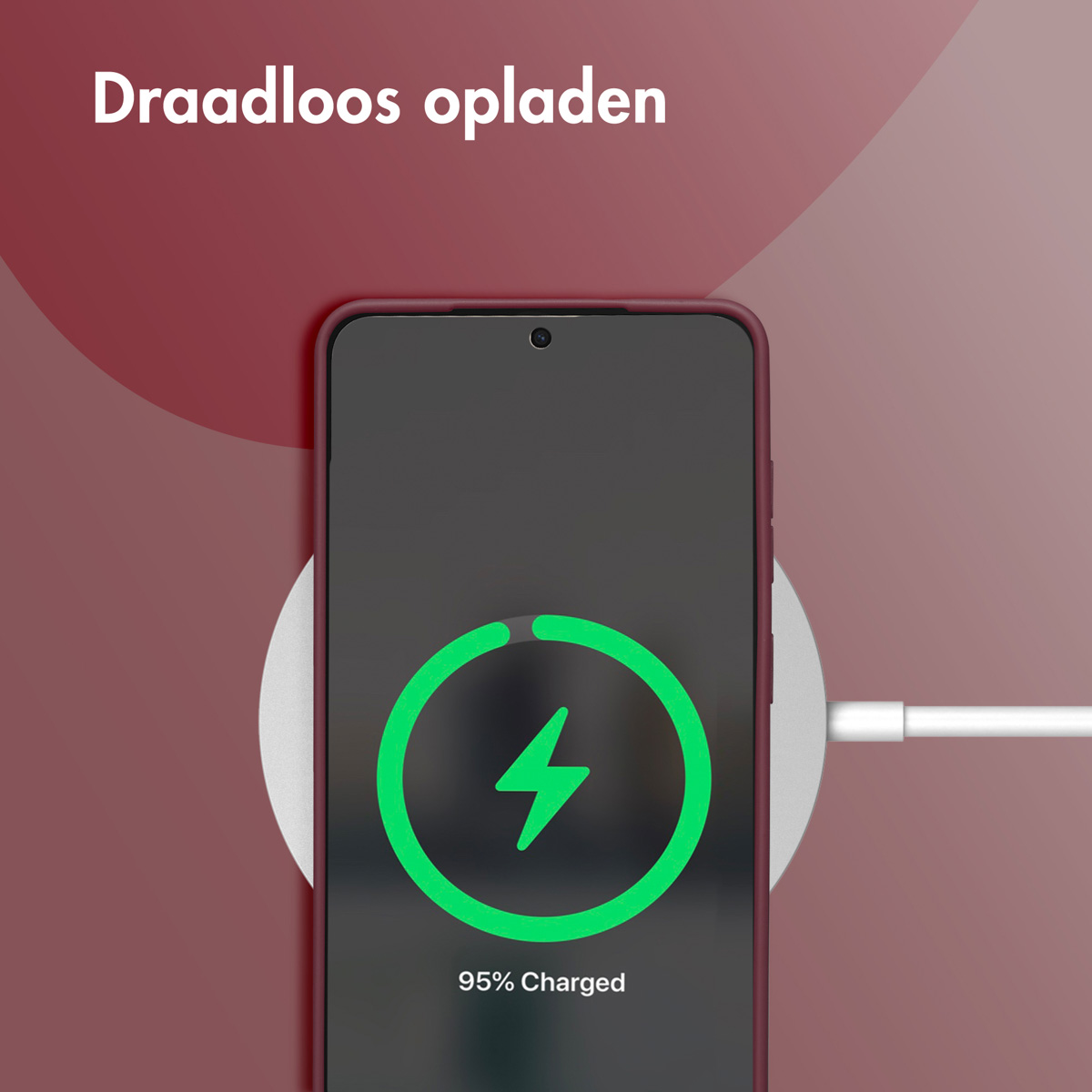 Telefoon draadloos opladen, met een groen oplaadsymbool en 95% opgeladen. Rode achtergrond.