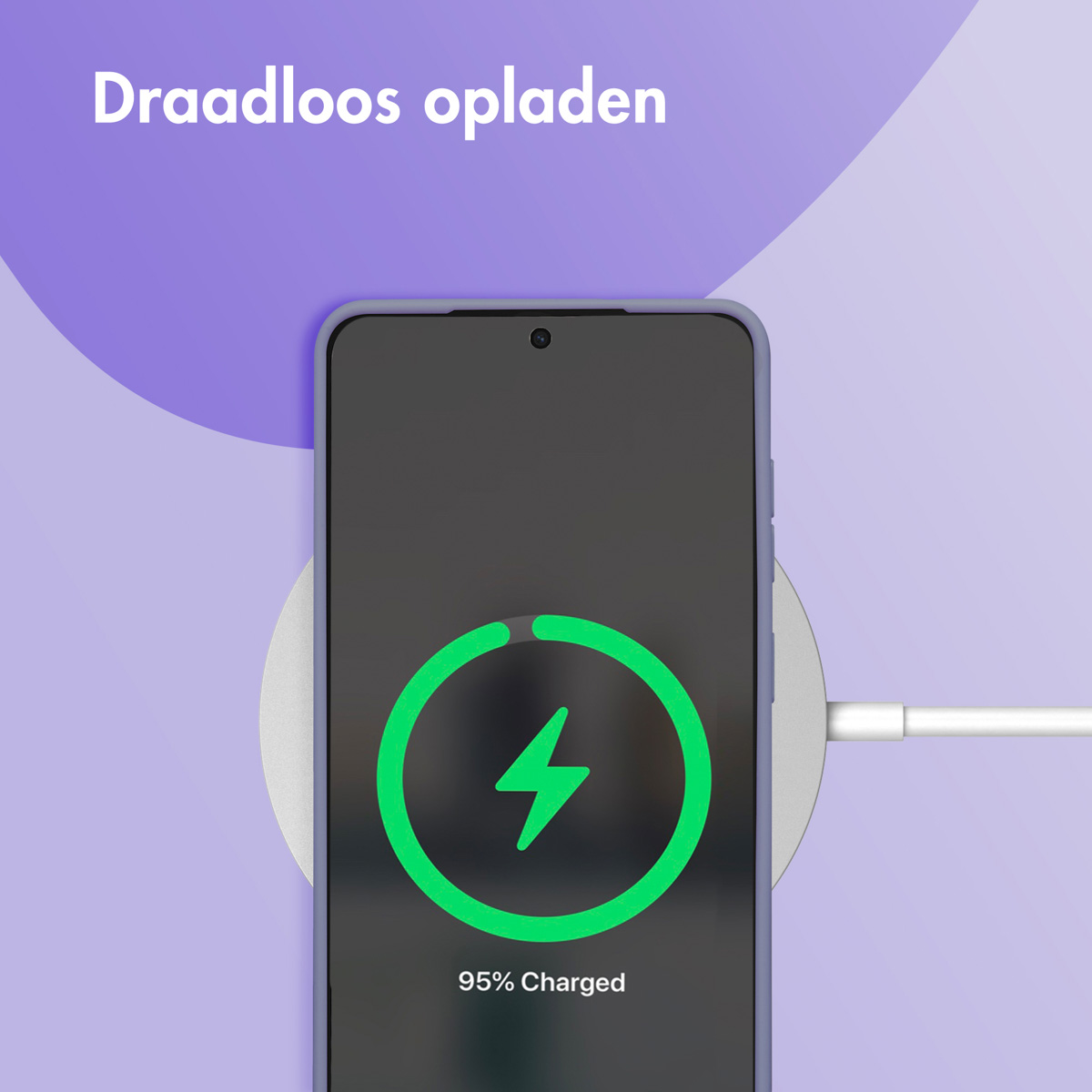 Een zwarte telefoon op een draadloze oplader, met een groene bliksemschicht en 95% opgeladen.