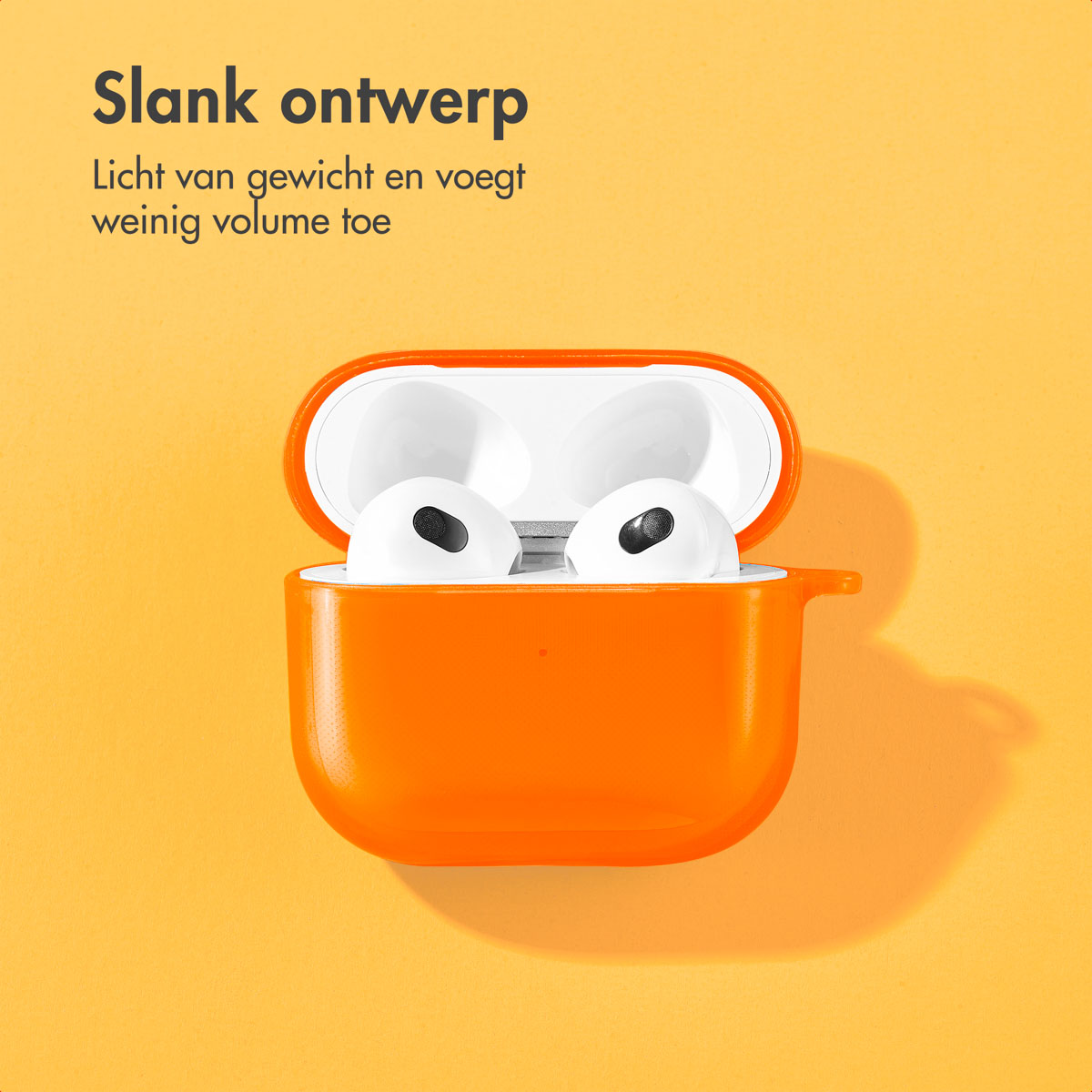 AirPods in an orange case on an orange background. Text in Dutch is shown.