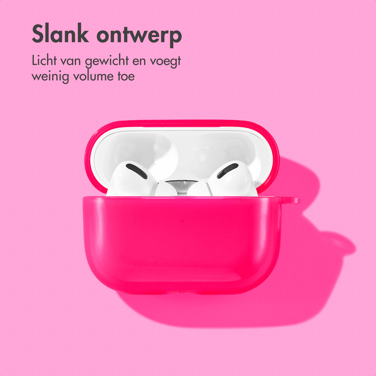 Pink AirPods case with white AirPods inside. Text on top: Slank ontwerp.