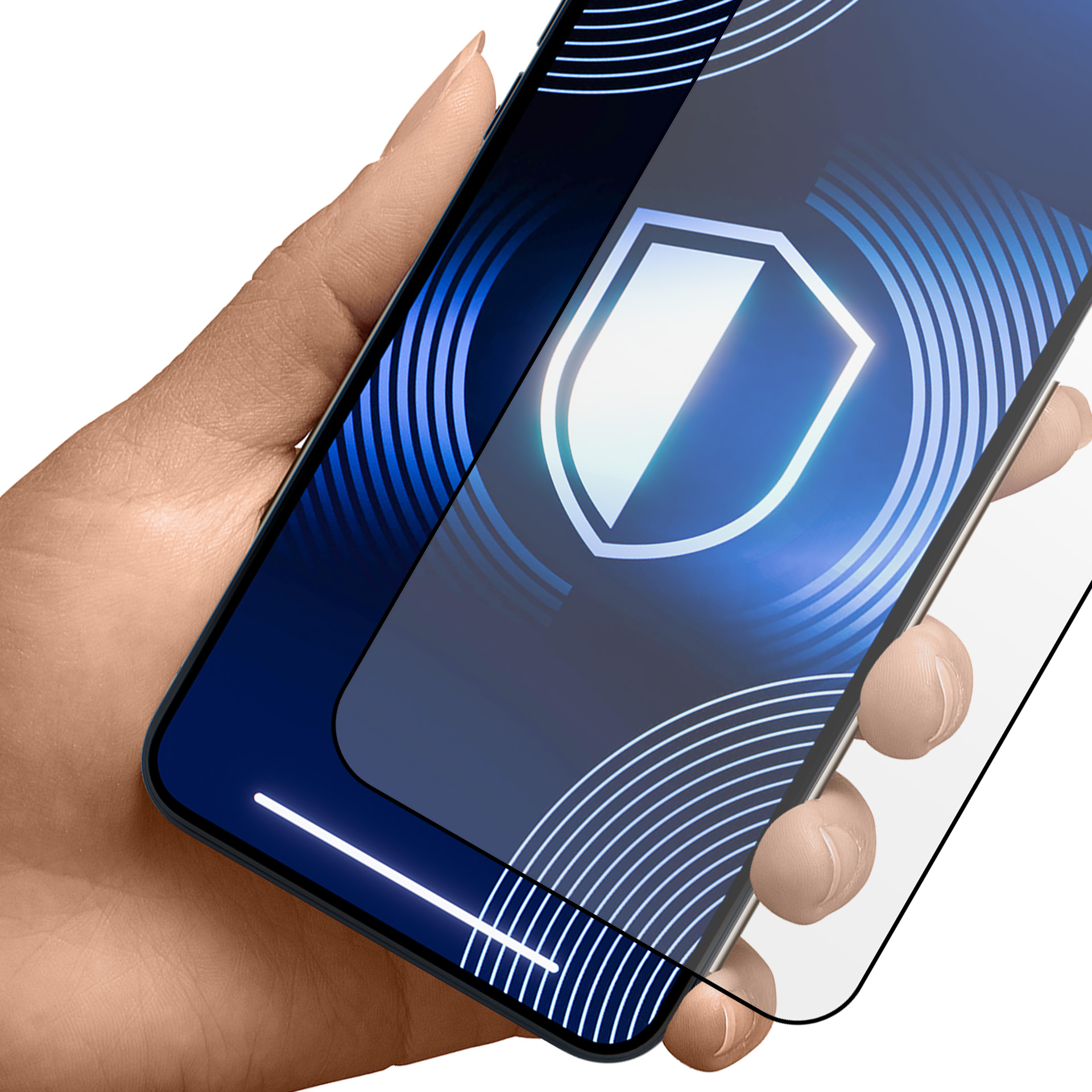 Una mano tocca lo schermo di un telefono con una protezione per lo schermo, con una grafica a scudo.