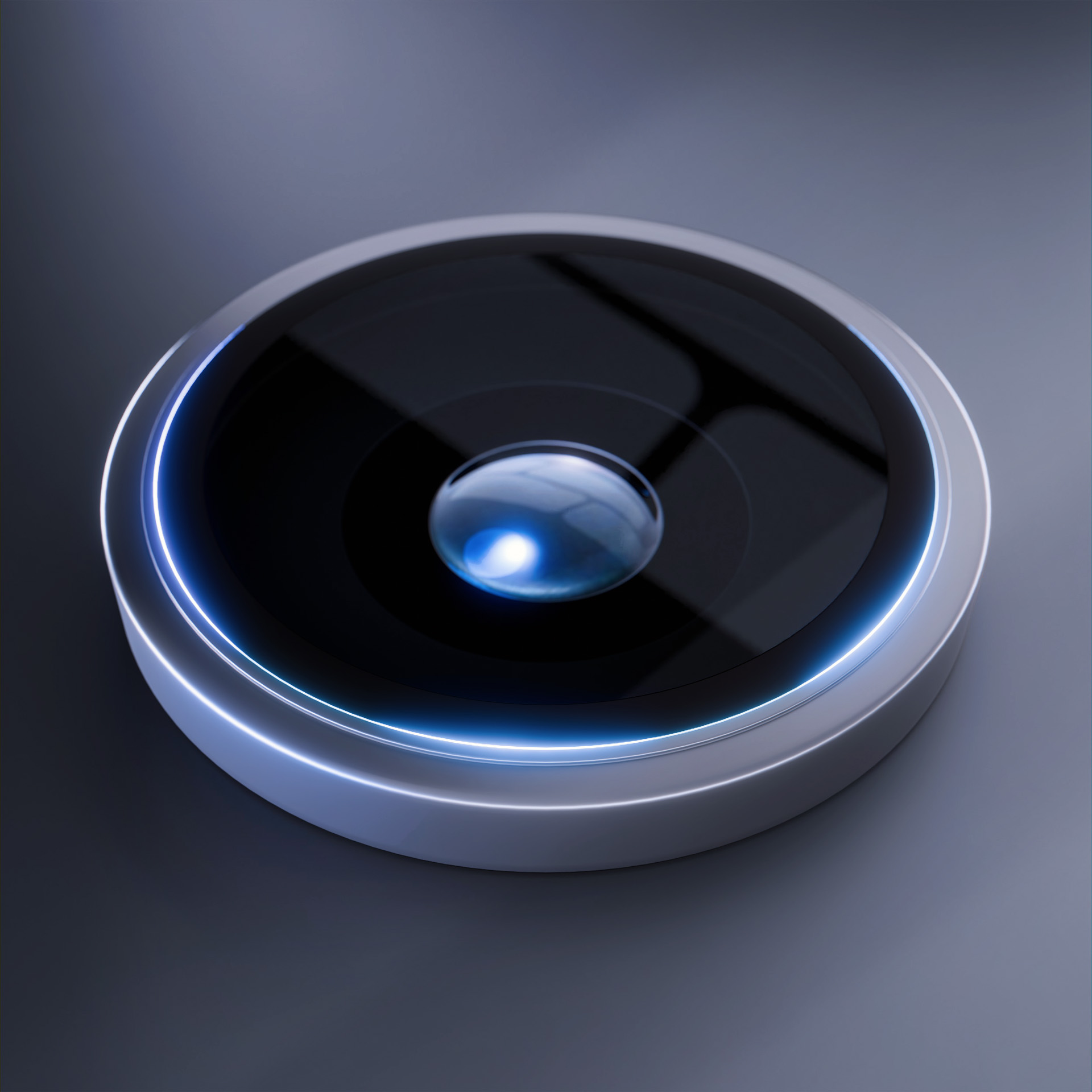 Zbliżenie obiektywu aparatu w telefonie, otoczone srebrnym pierścieniem, na ciemnej powierzchni.