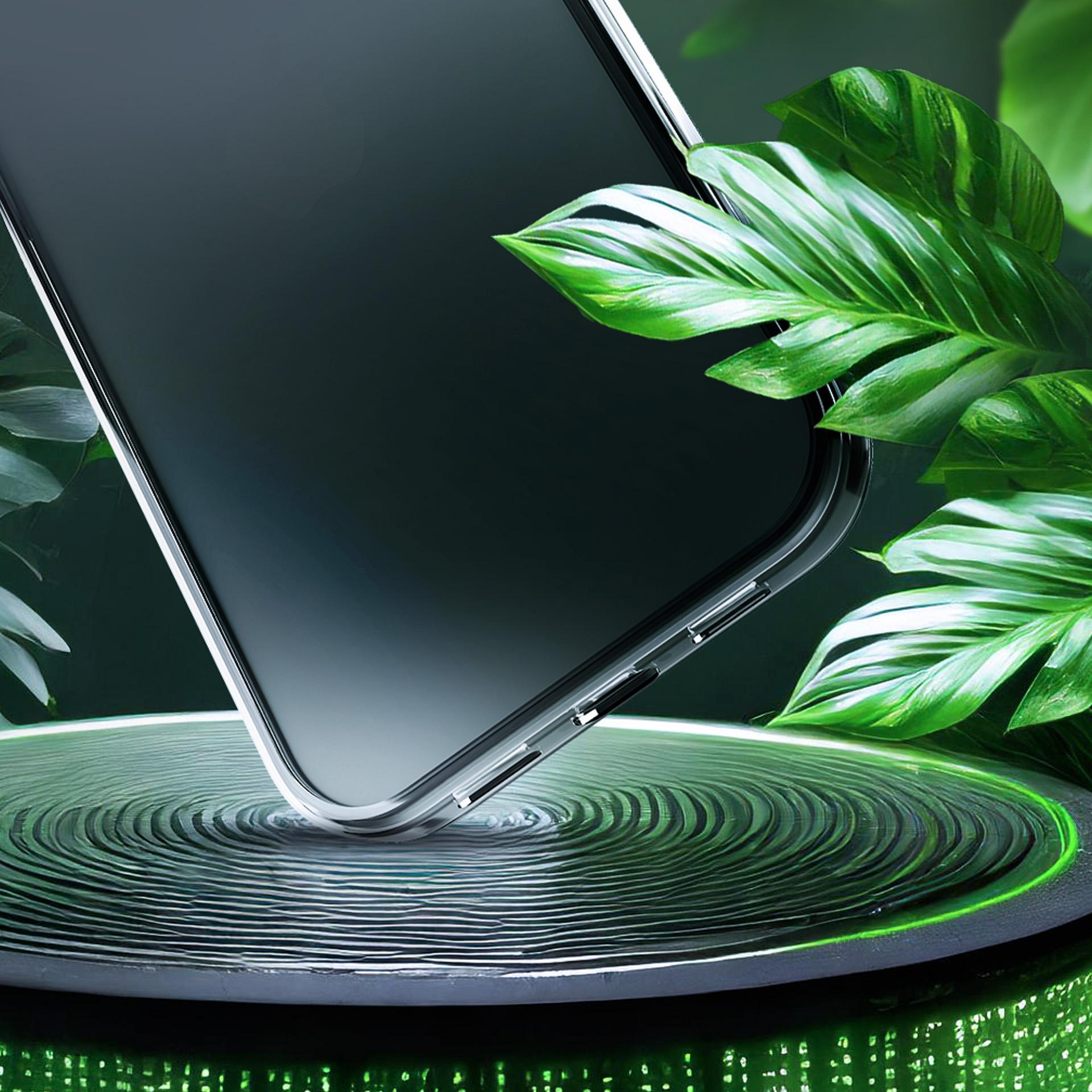 Przezroczyste etui na telefon na zielonej platformie z tłem roślinnym. Telefon jest lekko pochylony, odbija światło.