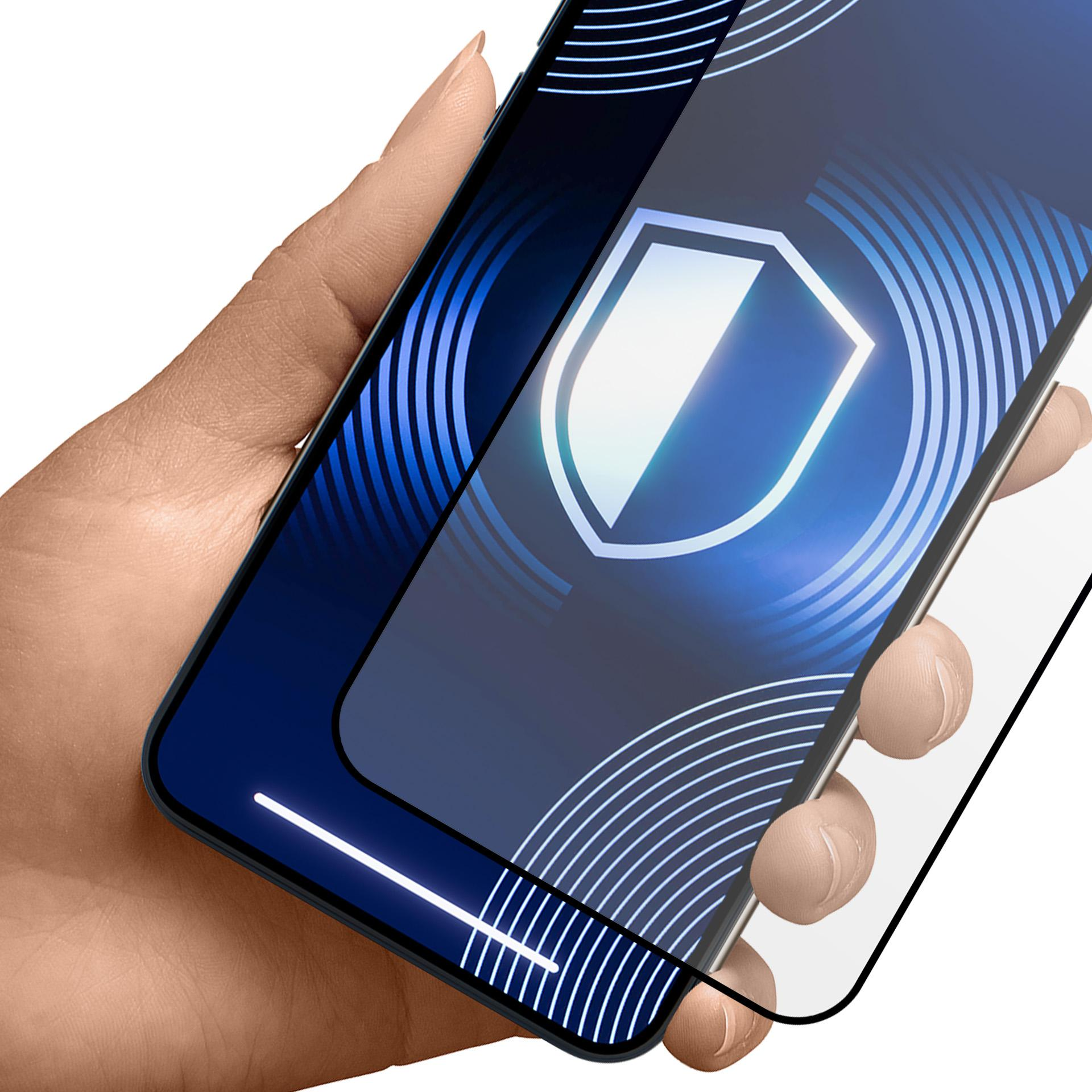 Una mano che tiene un telefono con un'icona a scudo sullo schermo e una protezione per lo schermo. Sfondo bianco.