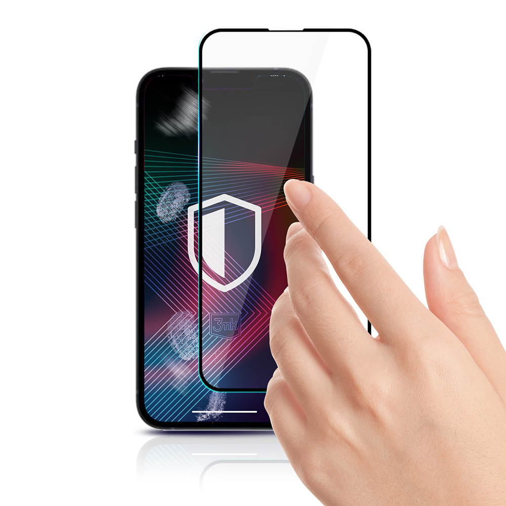 Mano che applica una protezione per lo schermo al telefono. Lo schermo del telefono mostra un'icona a scudo e un motivo geometrico.