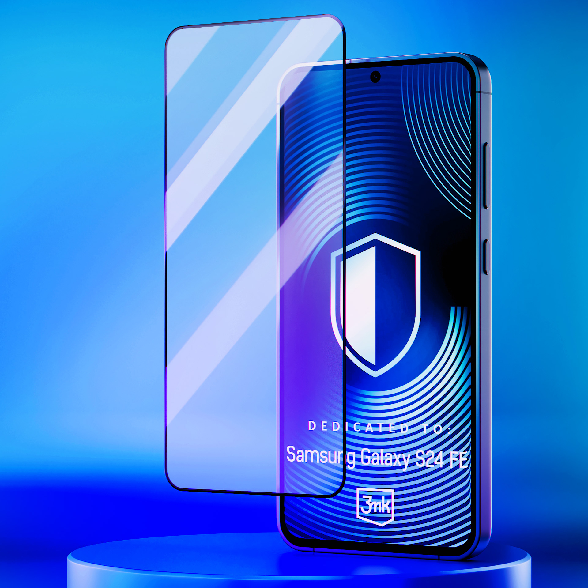 Un telefono con un proteggi schermo. Lo schermo mostra "Samsung Galaxy S24 FE" con un logo. Su un supporto.