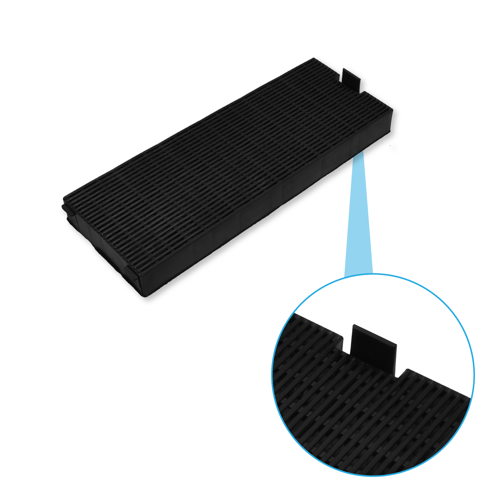 Blocco rettangolare nero con scanalature, primo piano che mostra i dettagli delle scanalature. Sfondo bianco.