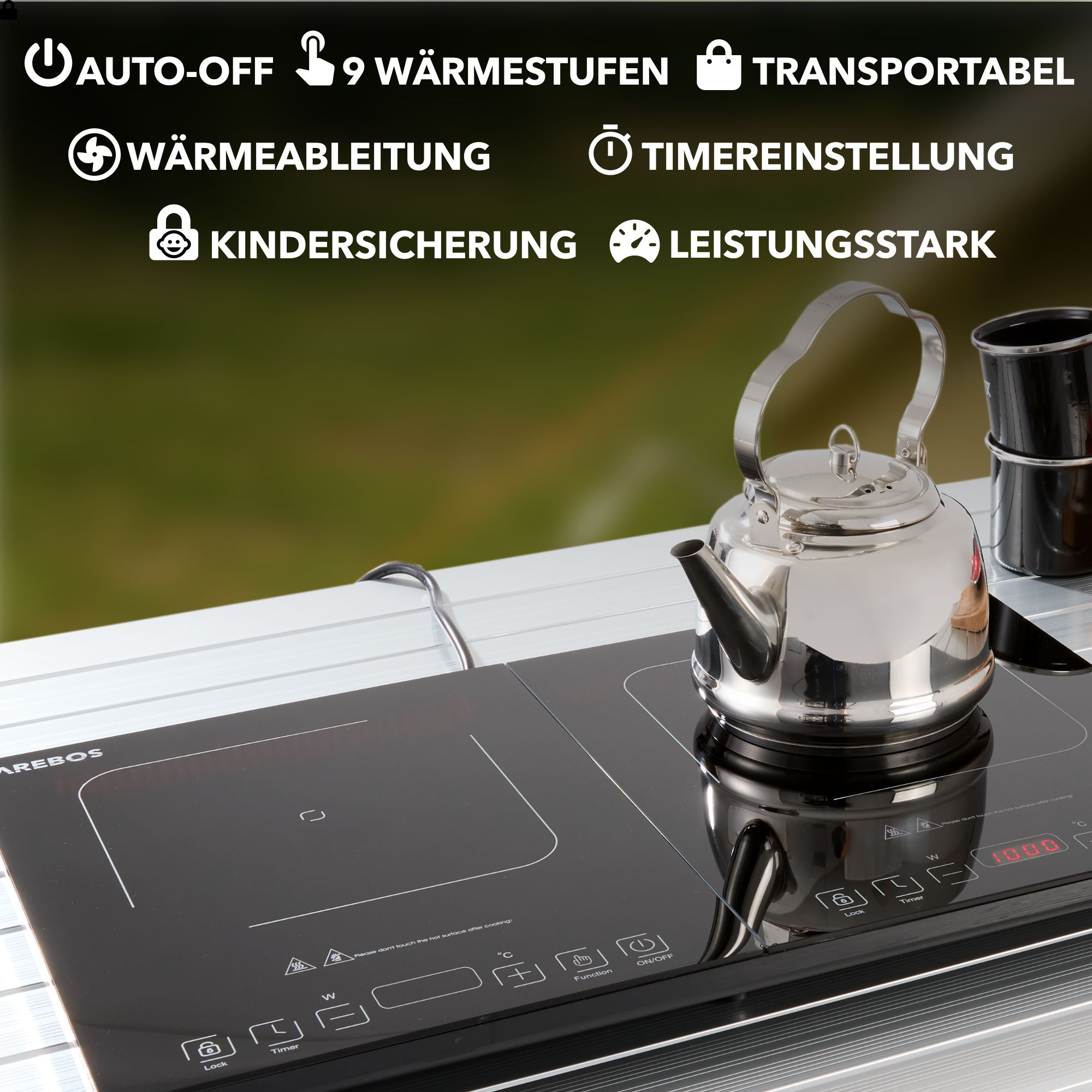 Ein Induktionskochfeld mit Symbolen und Text, die Funktionen wie Abschaltautomatik und 9 Heizstufen anzeigen. Ein Wasserkocher steht auf dem Kochfeld. Arebos Logo ist sichtbar.