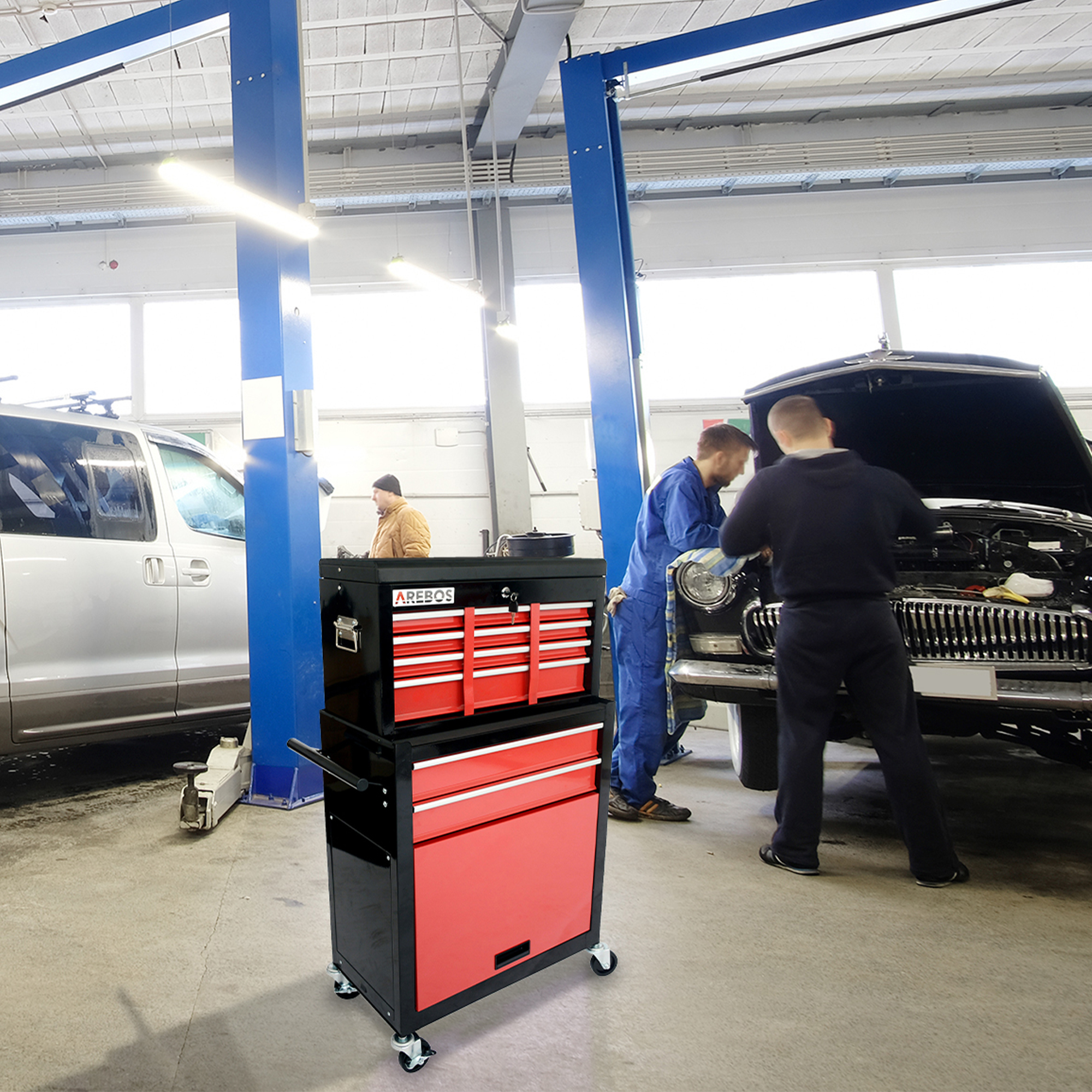Eine Werkzeugkiste auf Rädern in einer Garage, in der Mechaniker an einem Auto arbeiten.