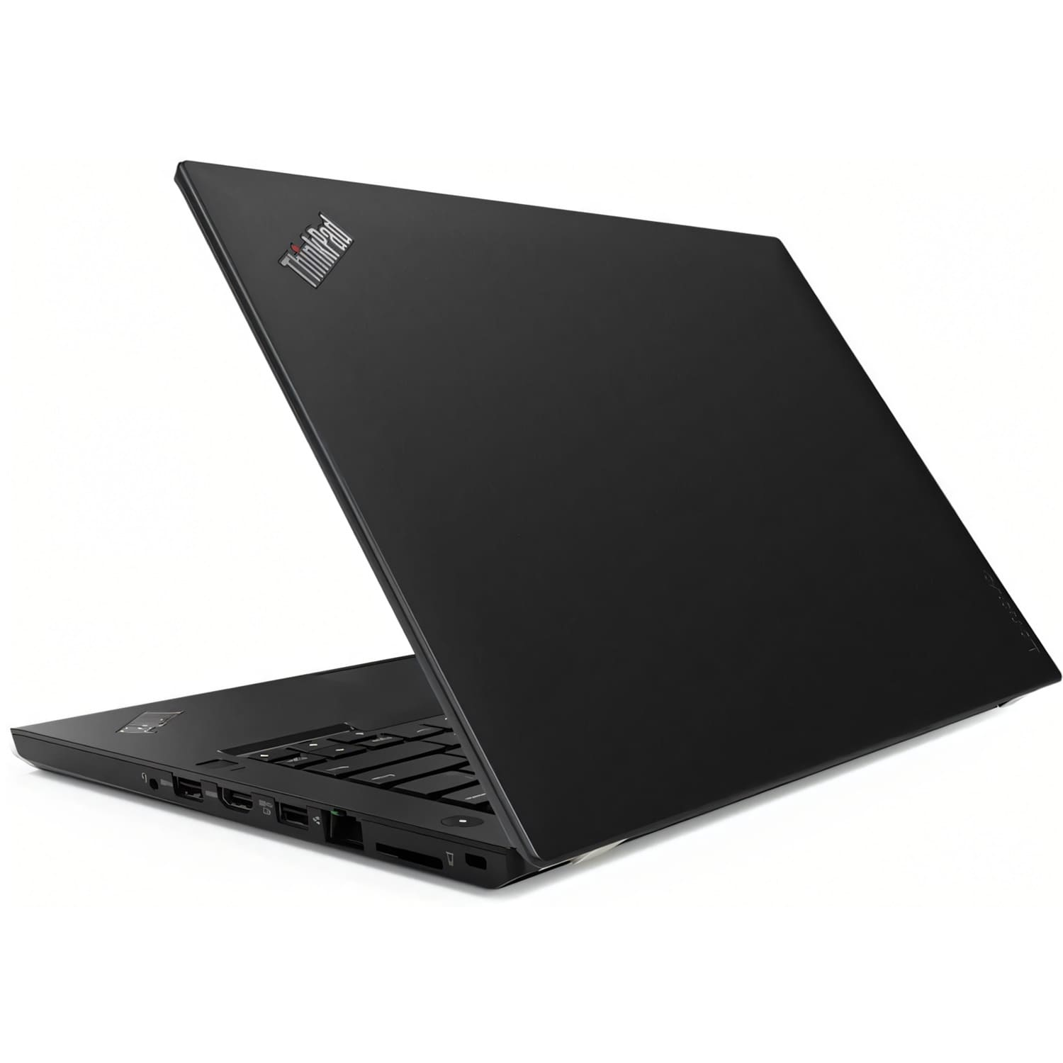 Una laptop ThinkPad negra cerrada está en ángulo contra un fondo blanco, mostrando puertos.