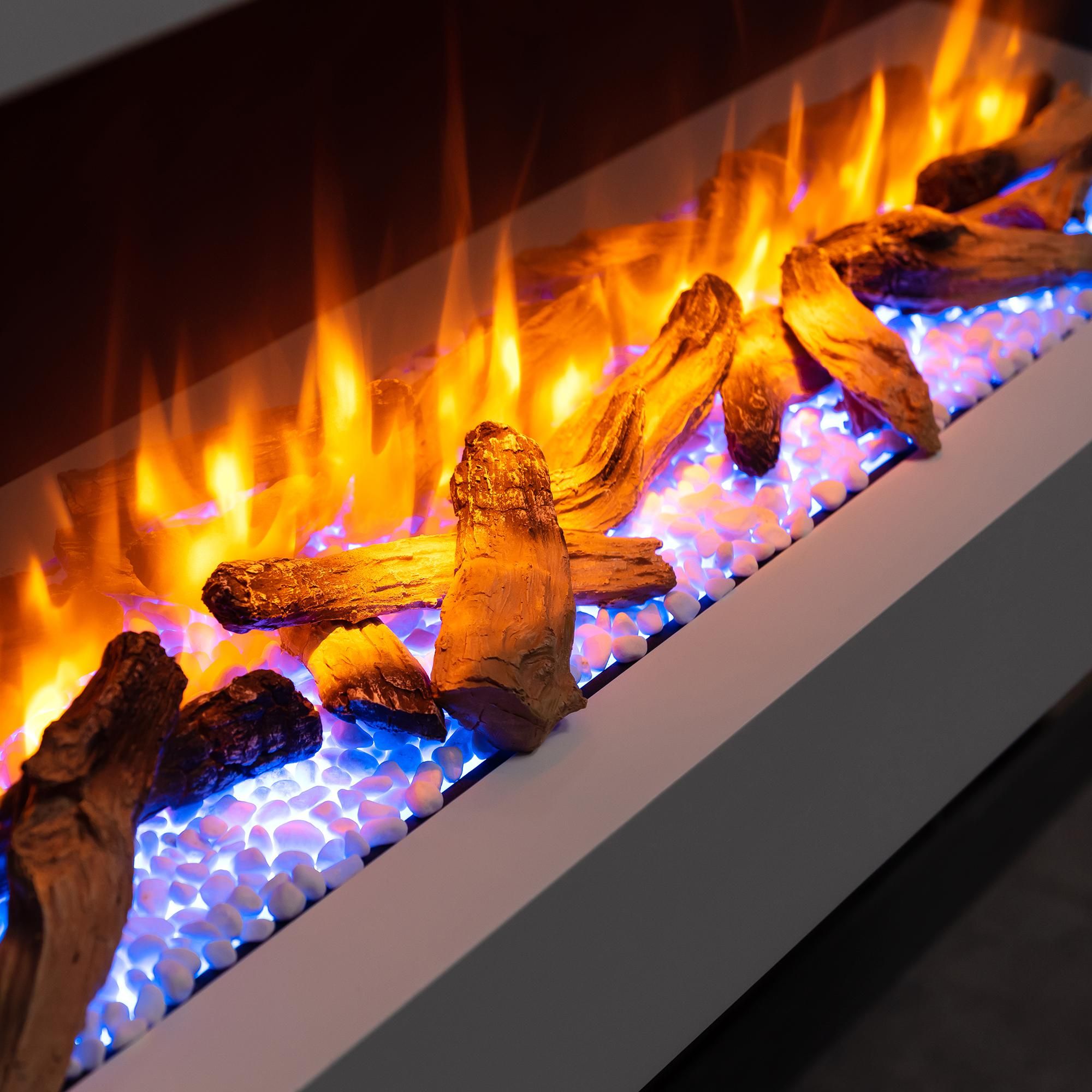 Nahaufnahme eines Kamins mit brennenden Flammen und Holzscheiten.
