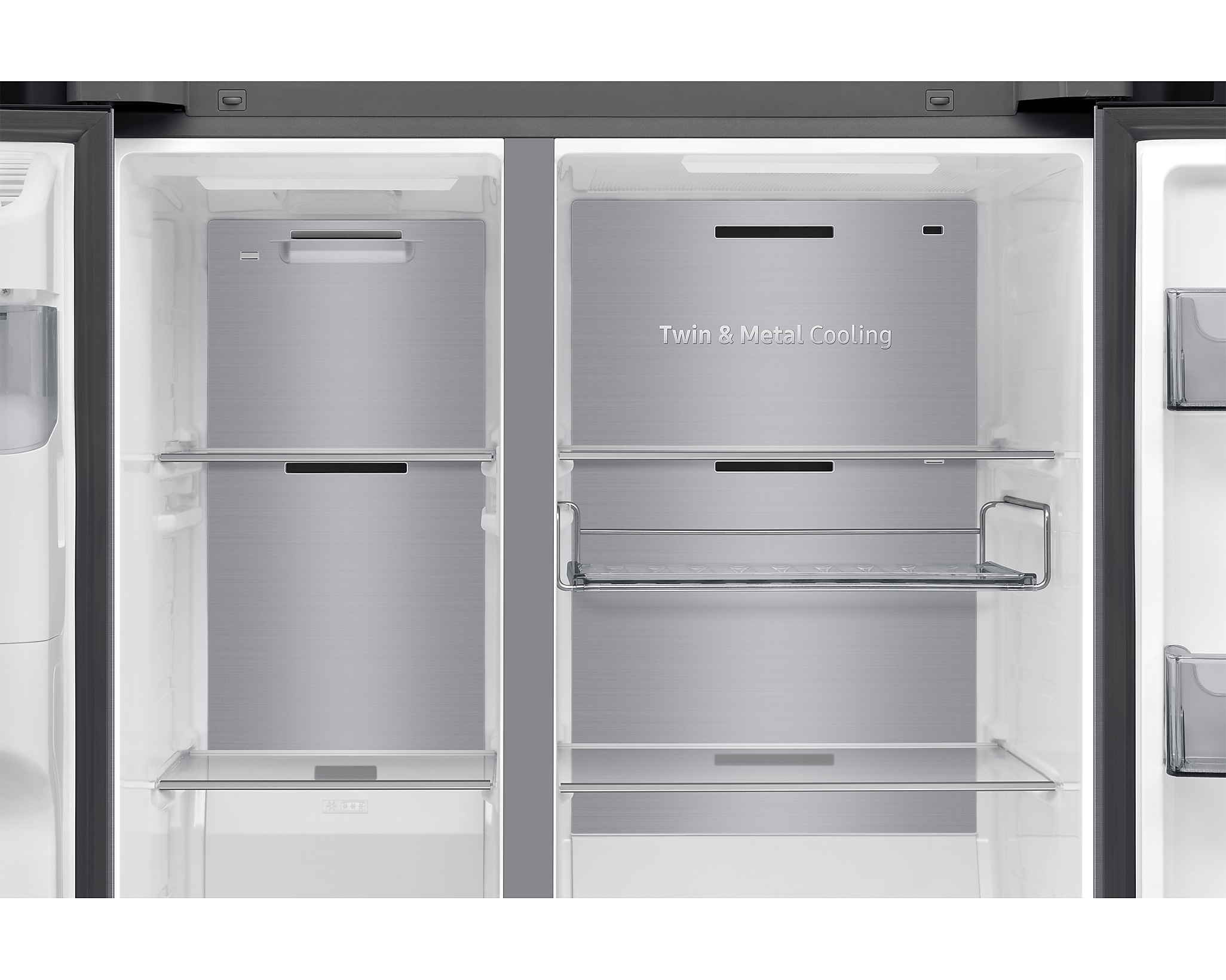 Offener Kühlschrank mit Edelstahl-Innenraum, Regalen und Twin & Metal Cooling Technologie. Er ist leer.