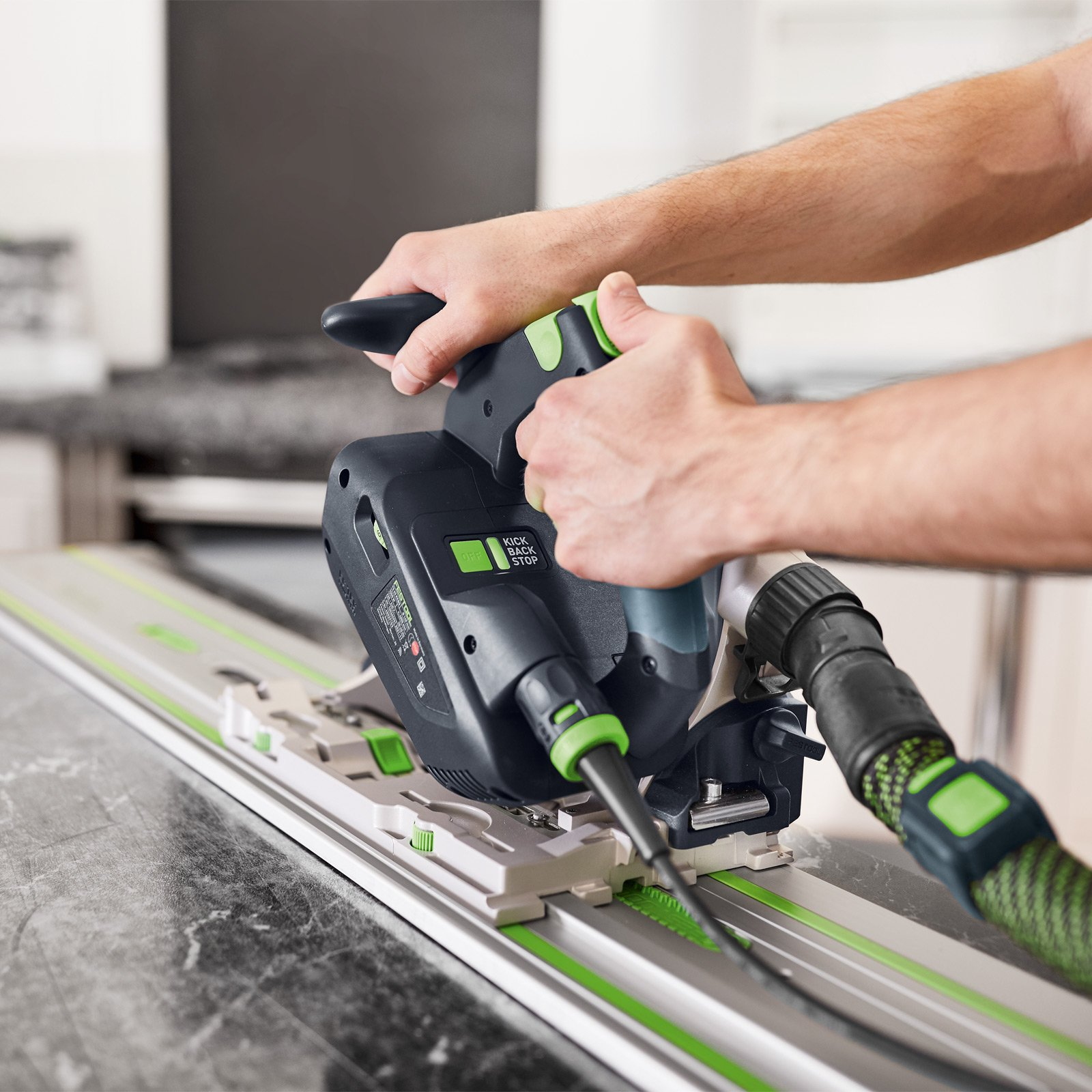 Una persona usa una sierra para cortar una superficie de madera.