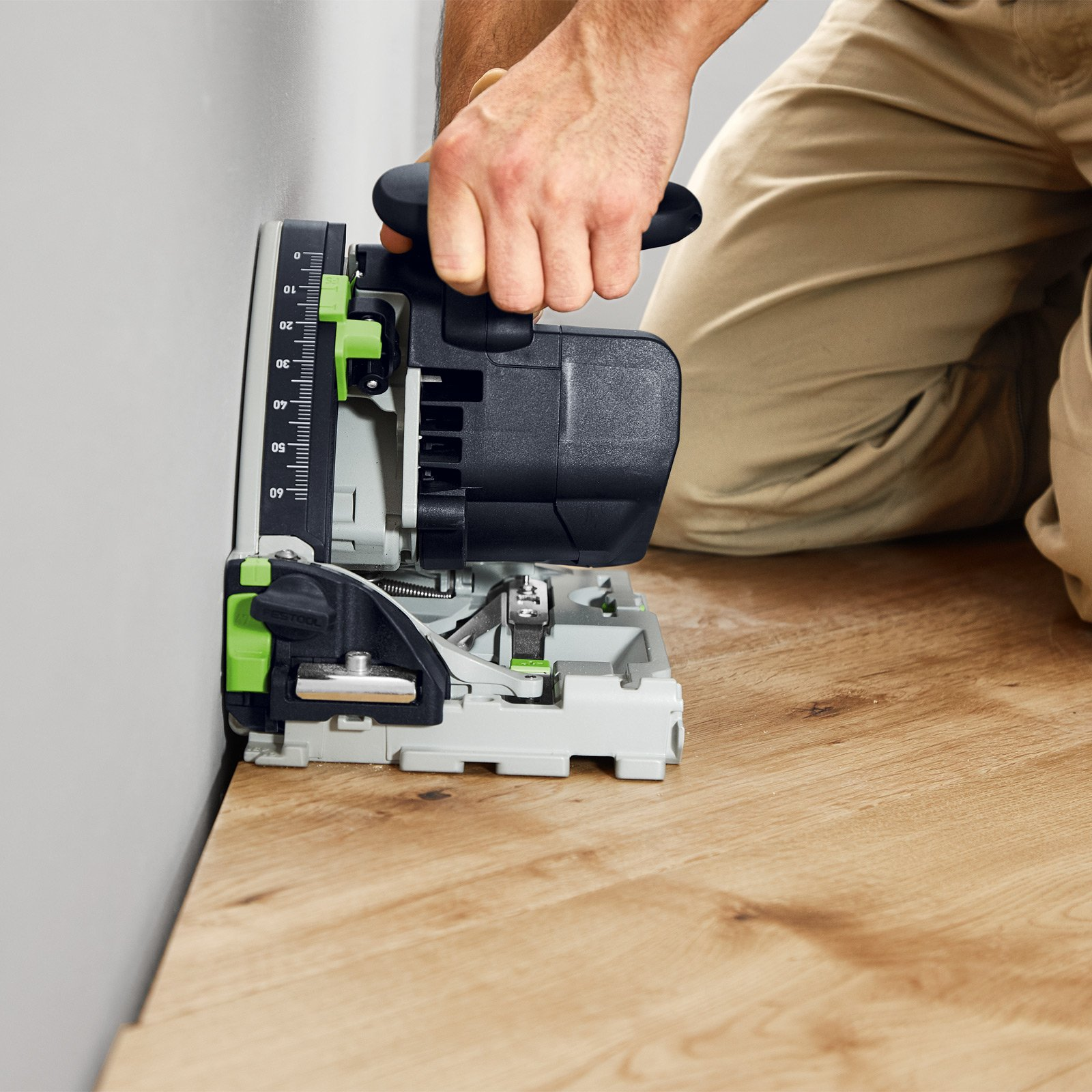 Una persona usa una herramienta para cortar una superficie de madera.