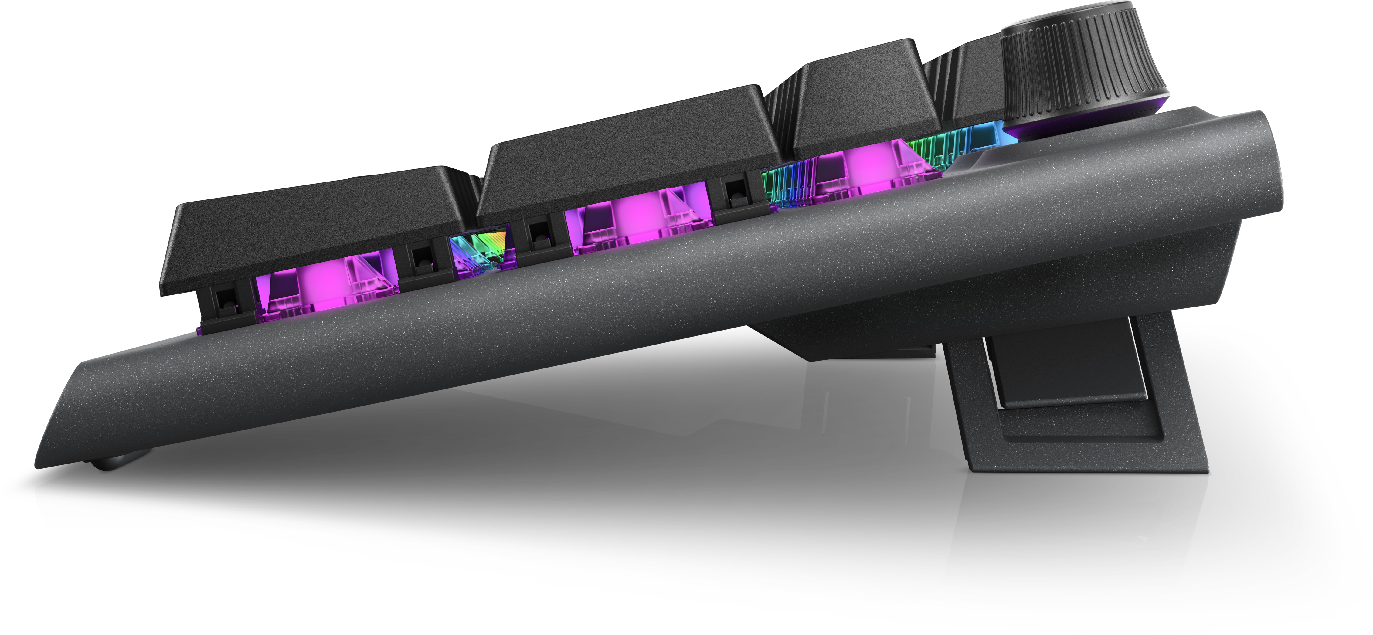 Seitenansicht einer Tastatur. Die Tasten sind schwarz, und die Beleuchtung darunter ist lila.