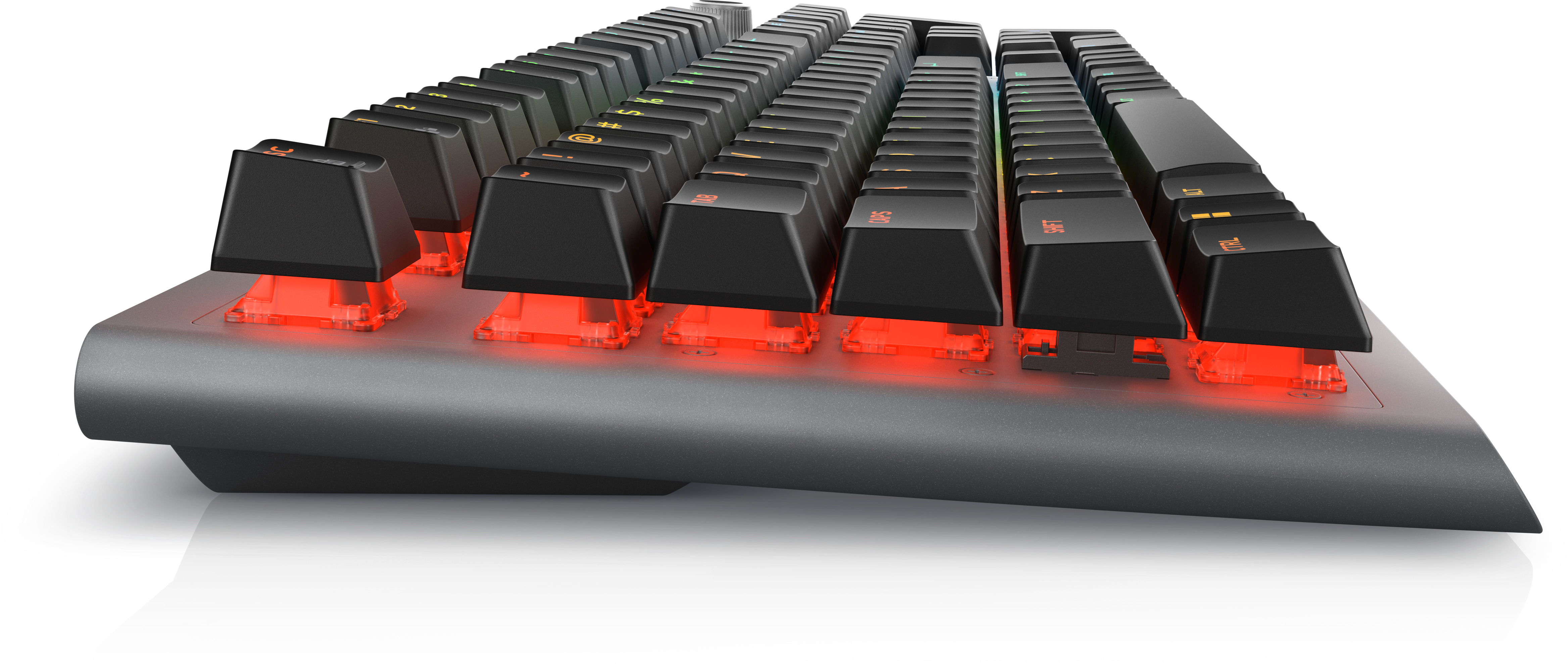 Nahaufnahme einer schwarzen mechanischen Tastatur mit rot beleuchteten Tasten, zeigt die abgewinkelten Tasten.
