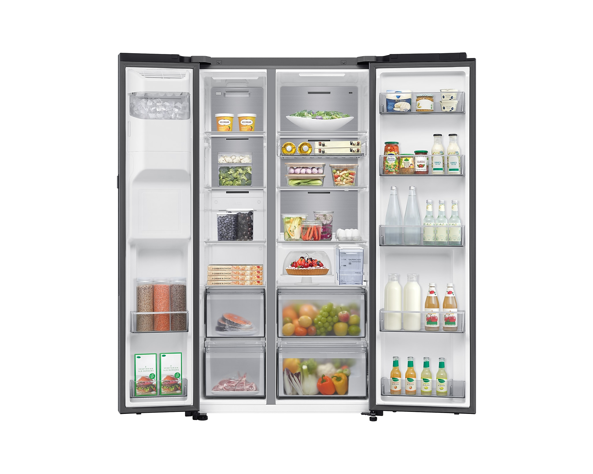 Ein geöffneter schwarzer Kühlschrank mit Lebensmitteln, darunter Obst, Gemüse und verpackte Waren.