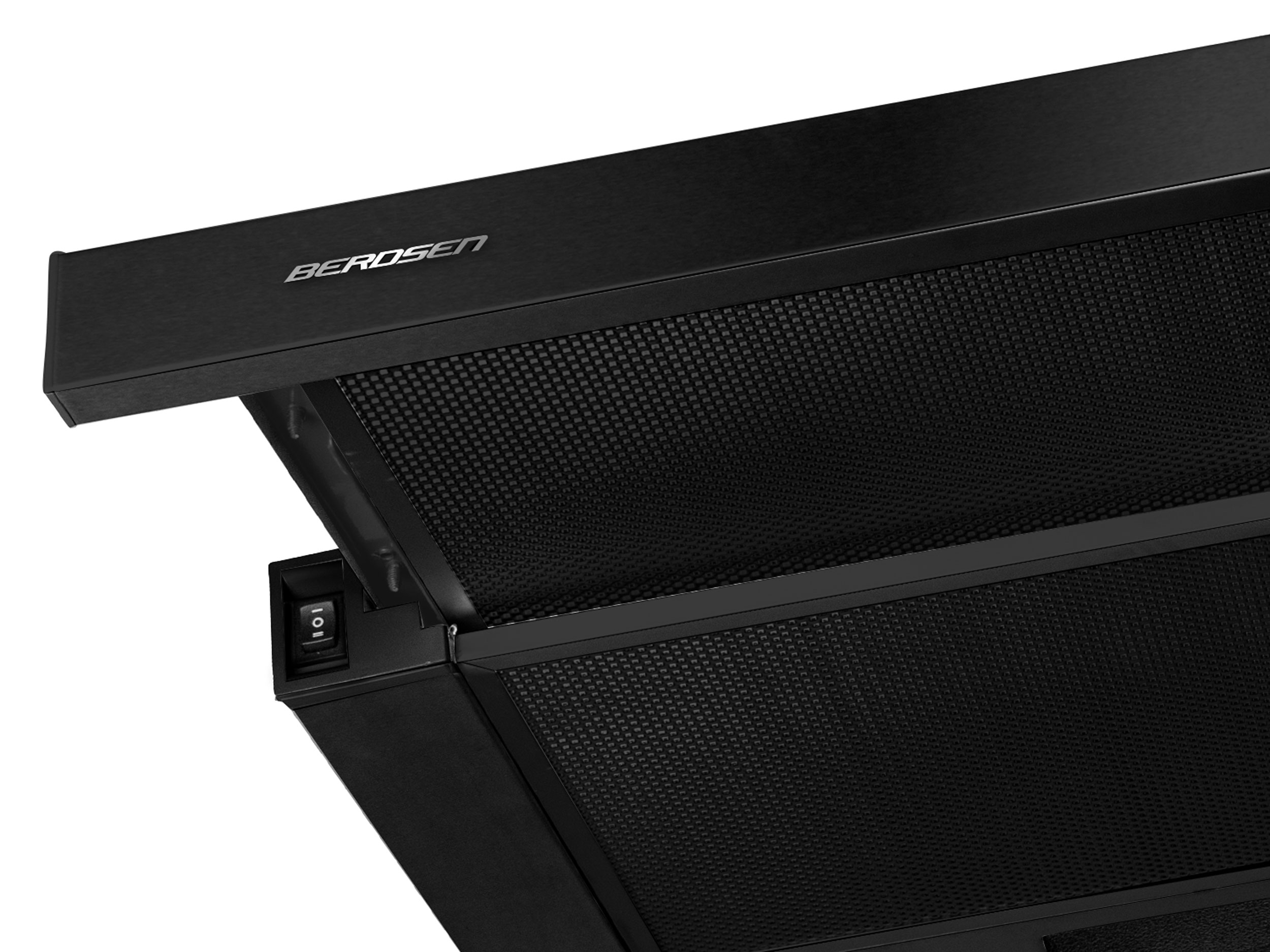 Zbliżenie wnętrza czarnego okapu Berosen, pokazujące filtr siatkowy i włącznik zasilania.