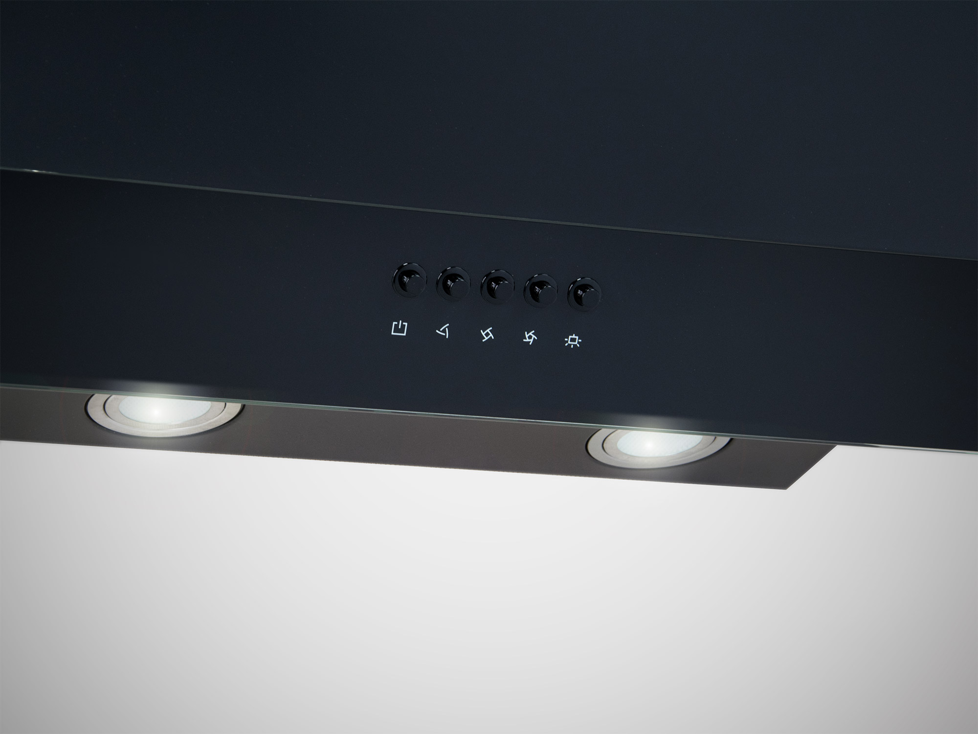 Zbliżenie na spód czarnego okapu z dwoma światłami i przyciskami sterowania. Tło jest białe.